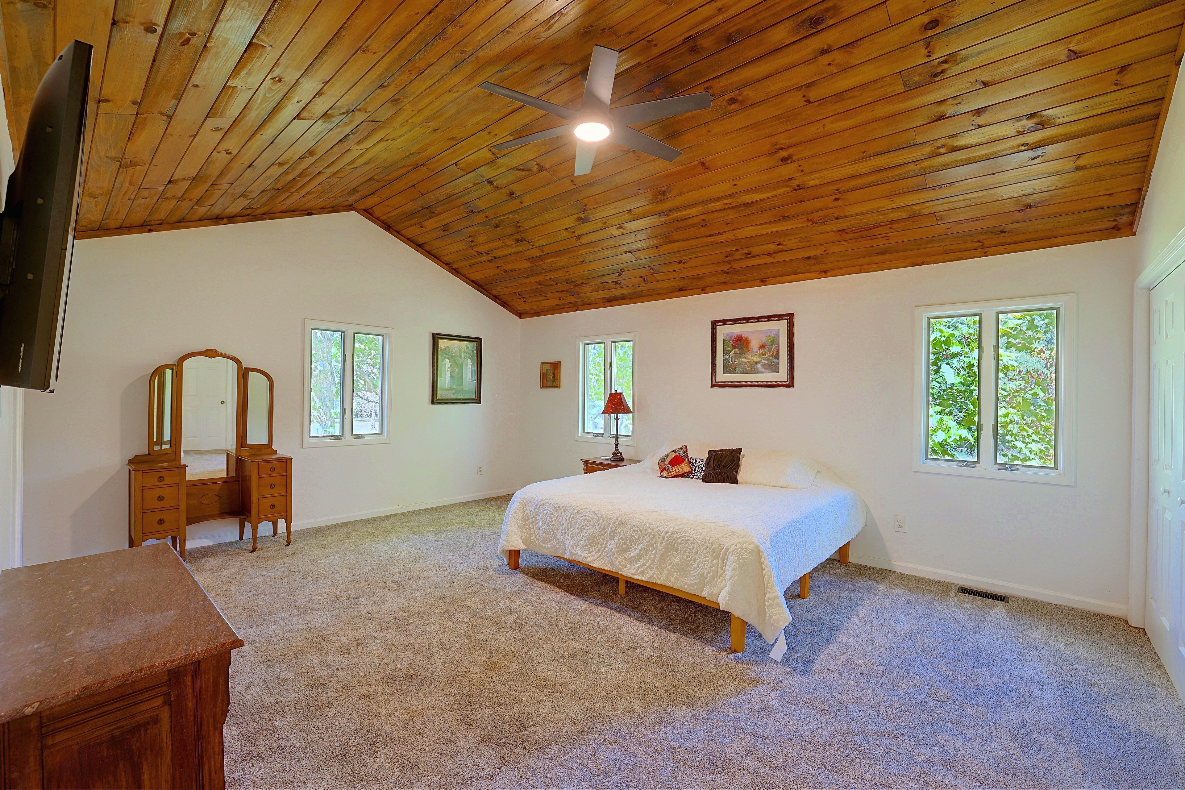 Bedroom | King Bed | 2nd Floor