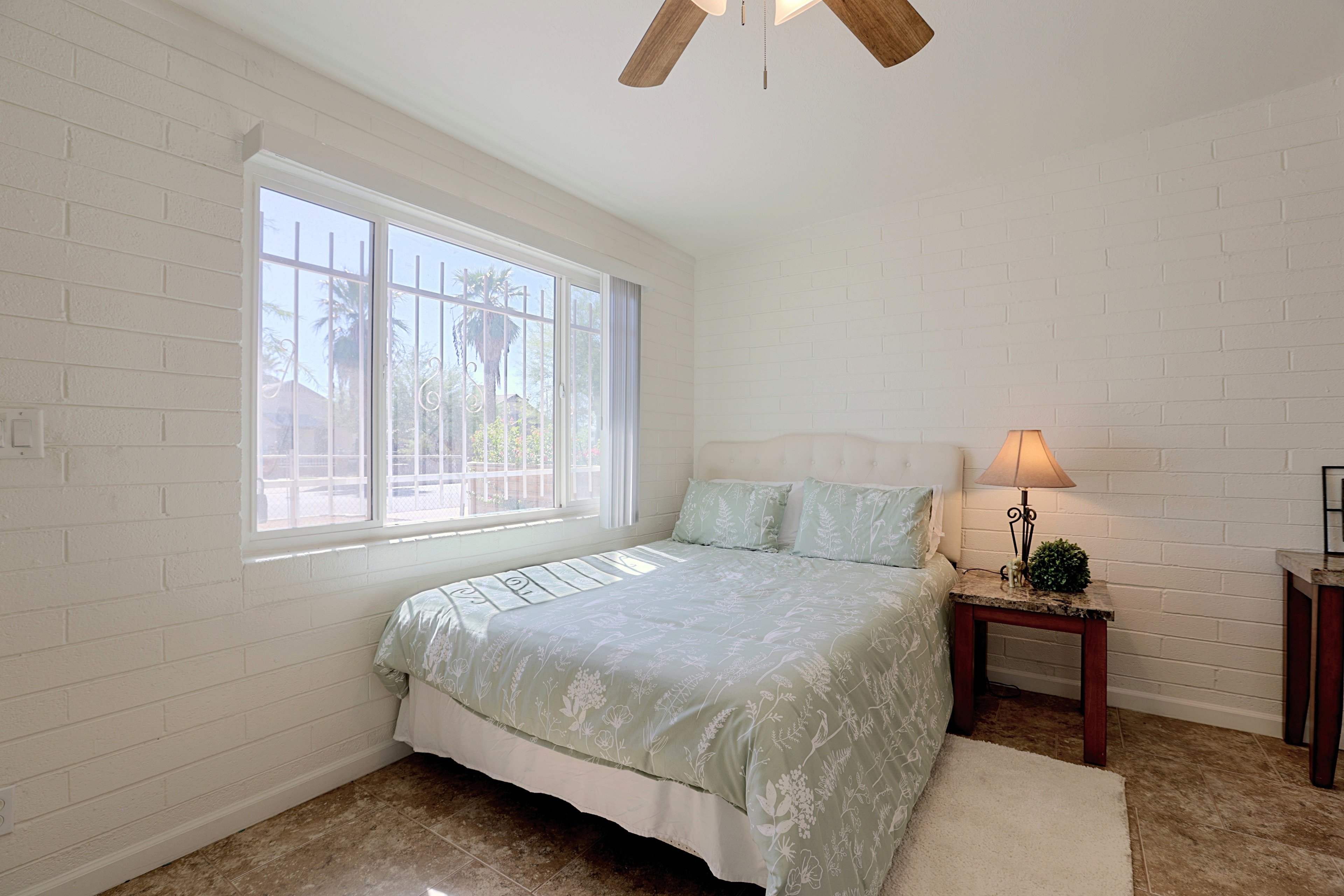 Studio | Queen Bed