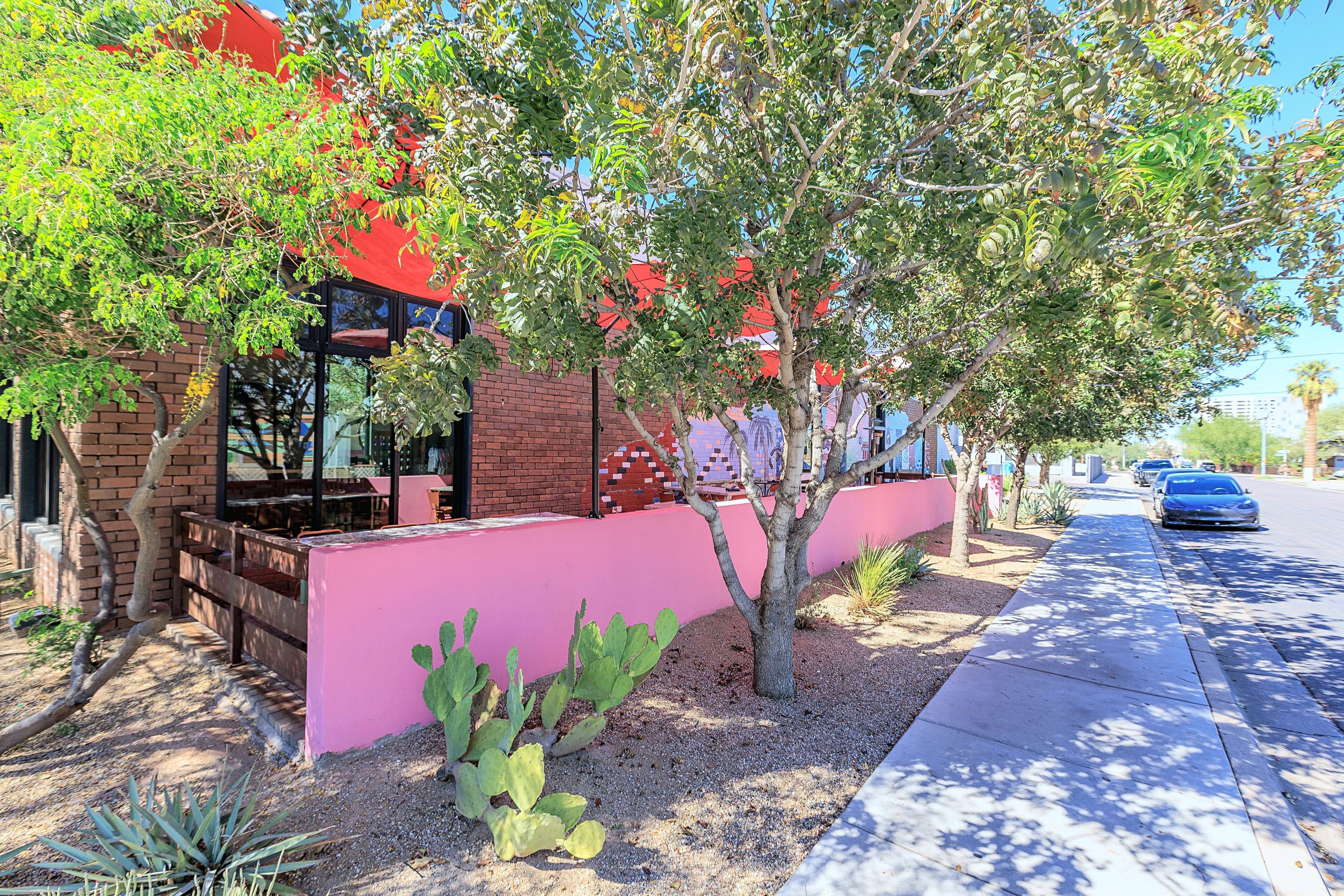 Walkable Area | Attractions < 1 Mi Away