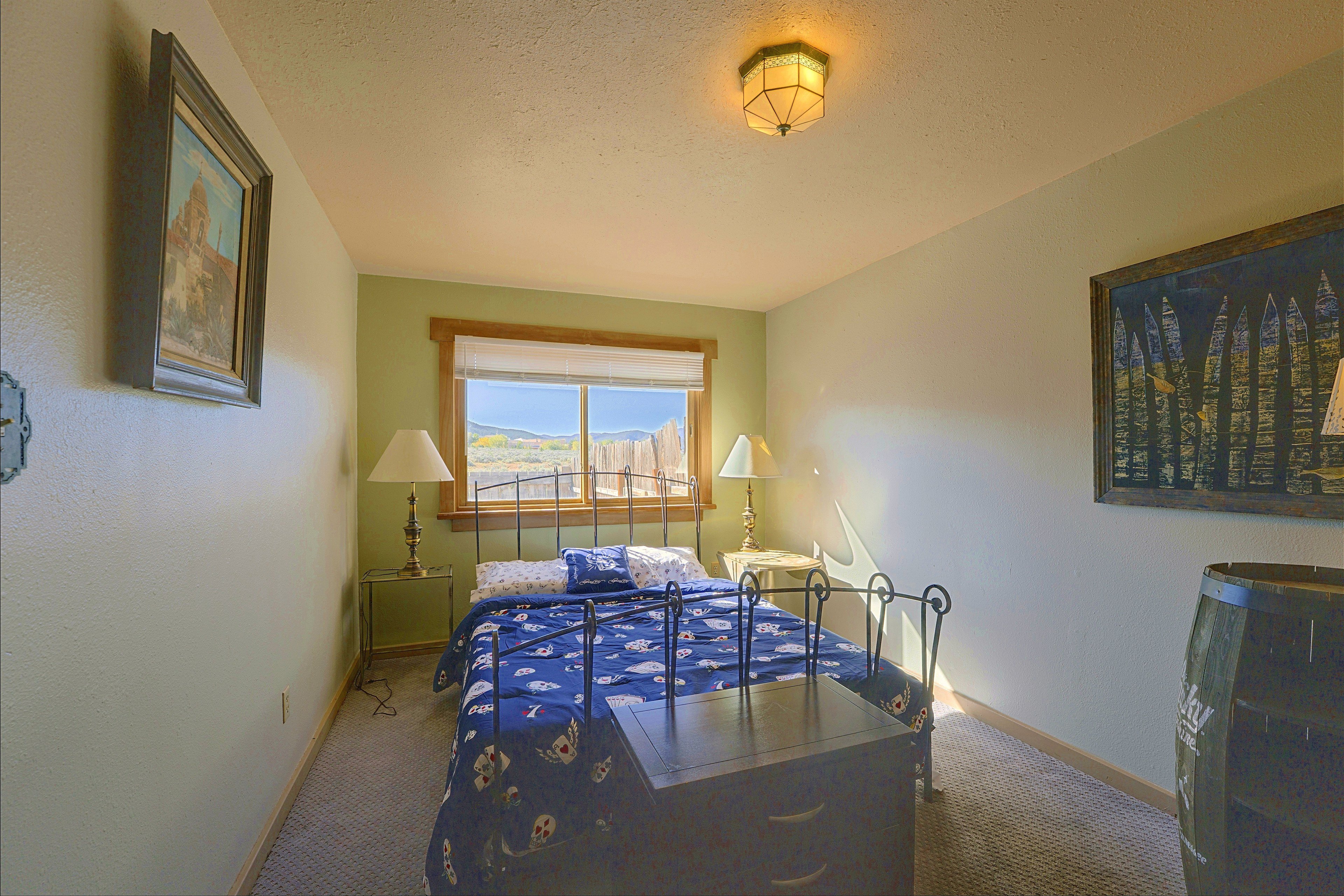 Bedroom 1 | Queen Bed
