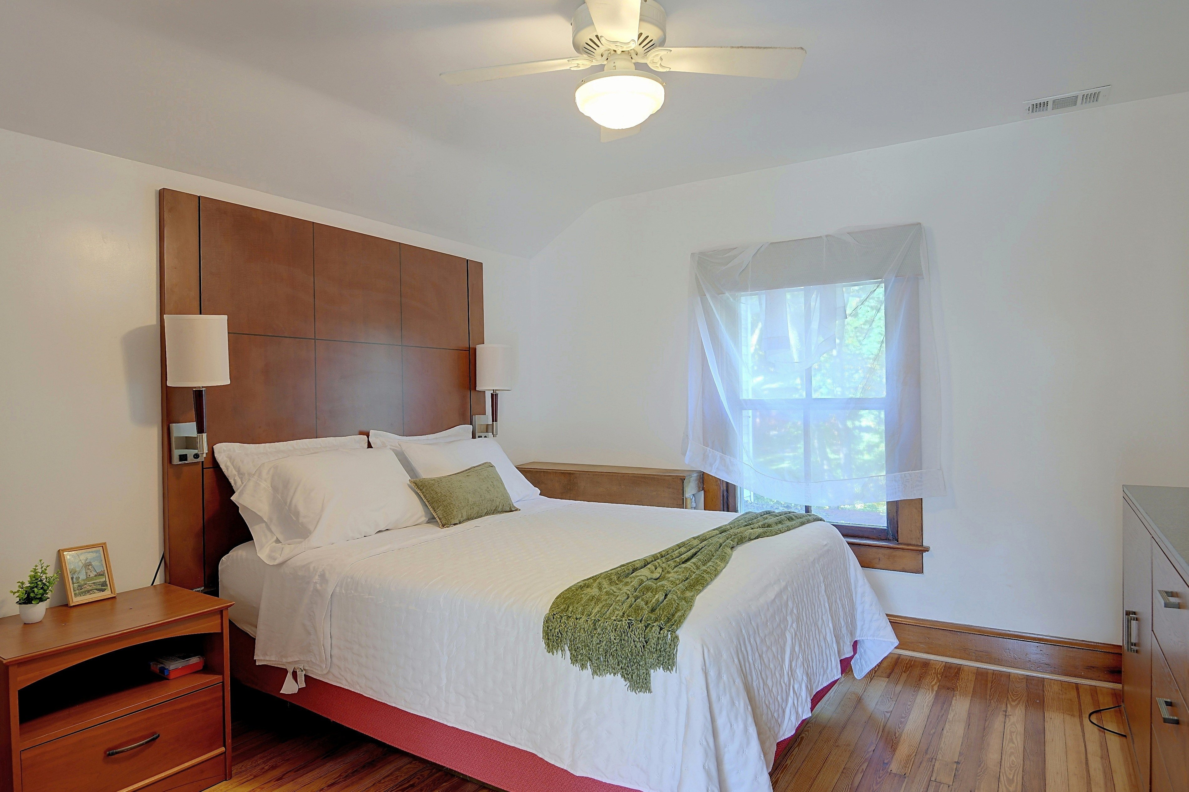 Bedroom | Queen Bed | Upper Level
