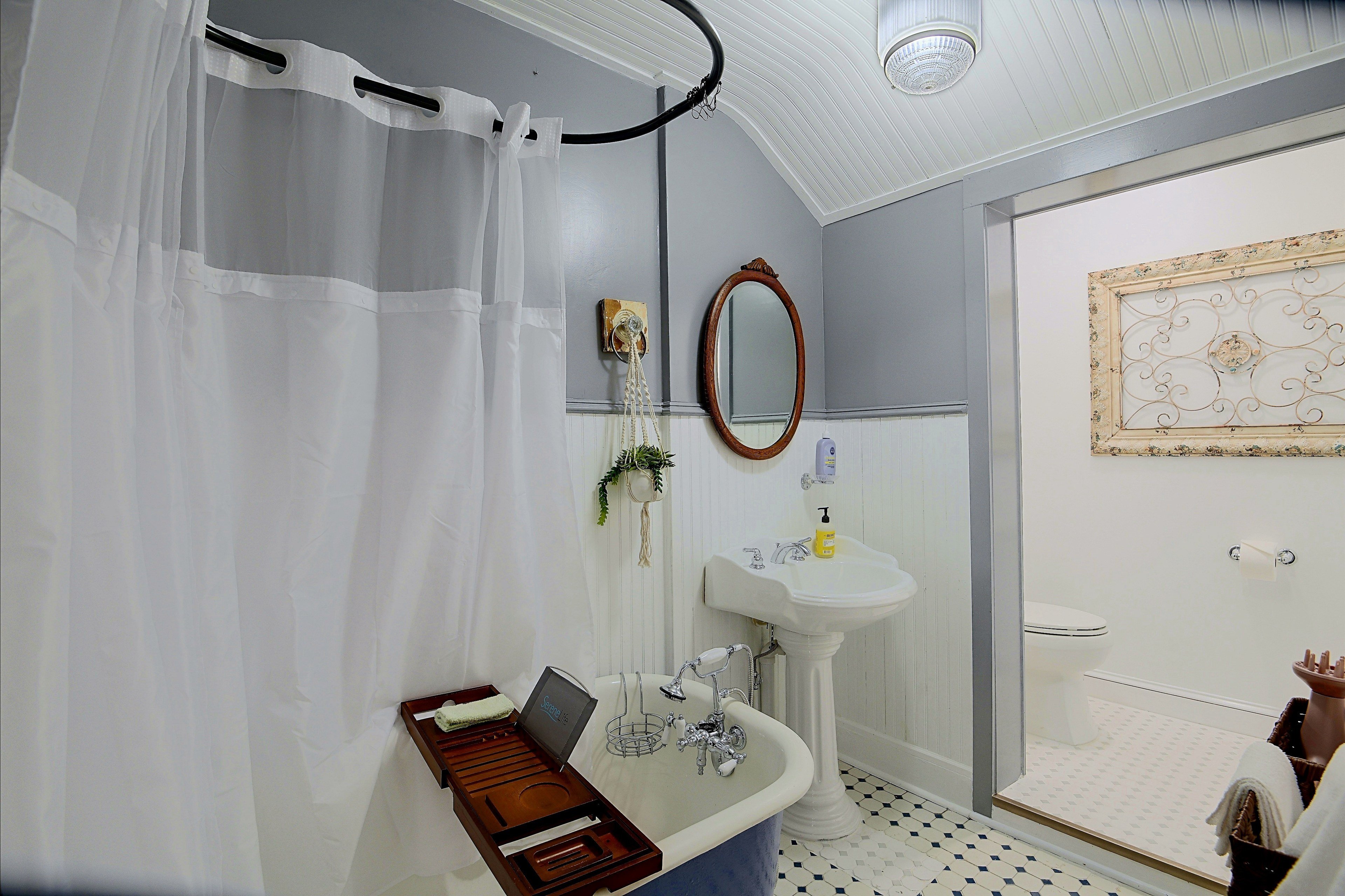 Full Bathroom | Upper Level