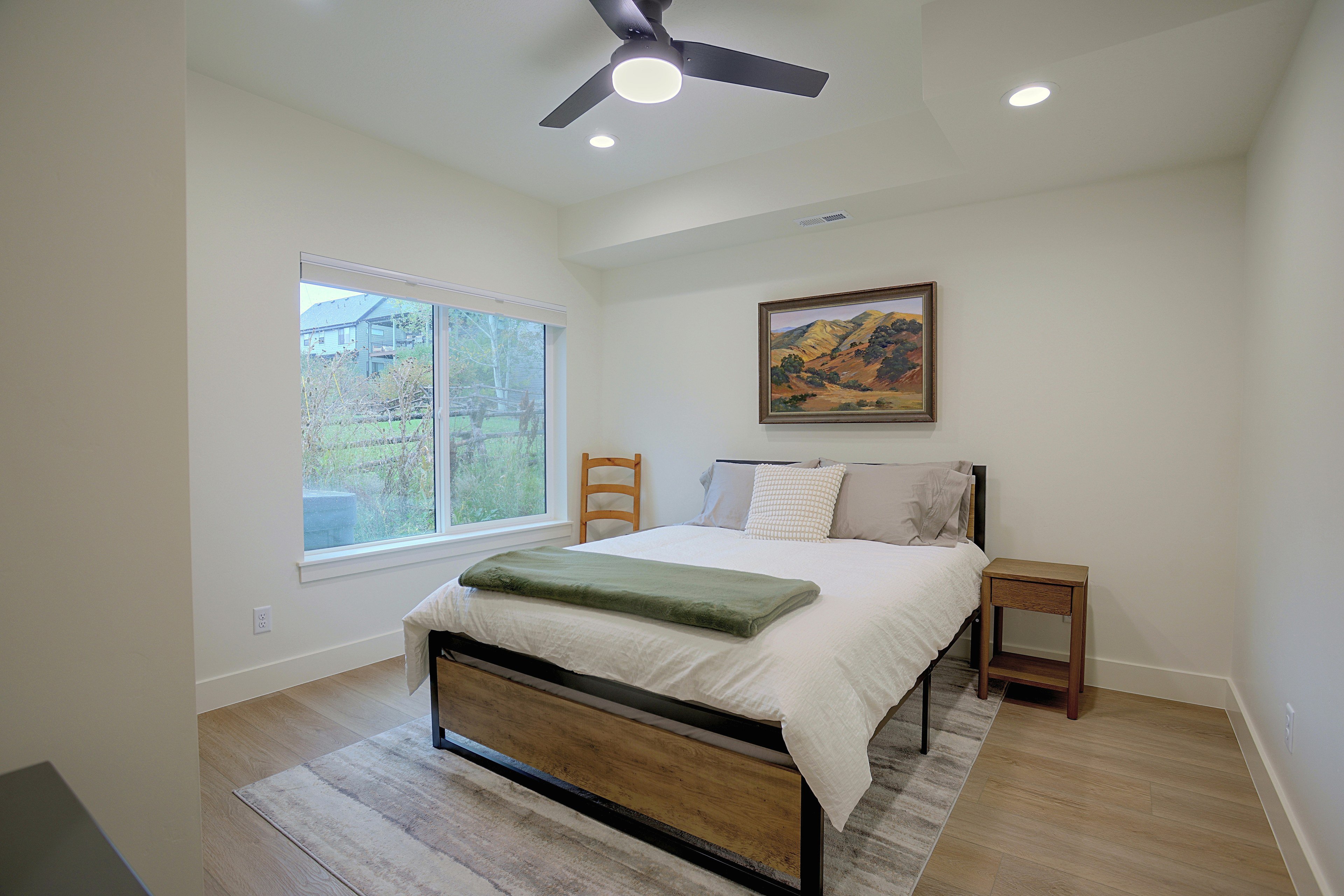 Bedroom | Queen Bed