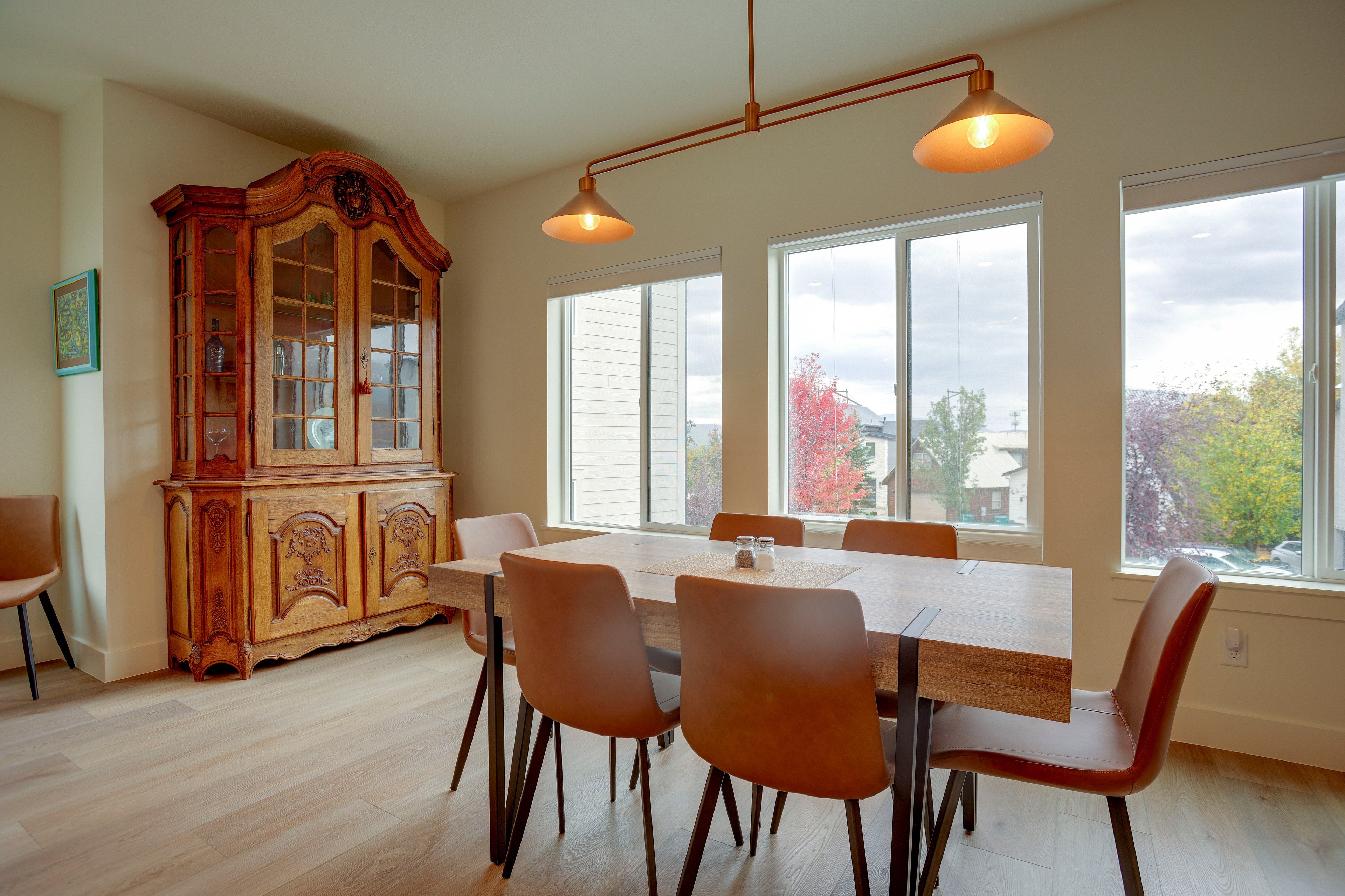 Dining Area | Dishes & Flatware Provided