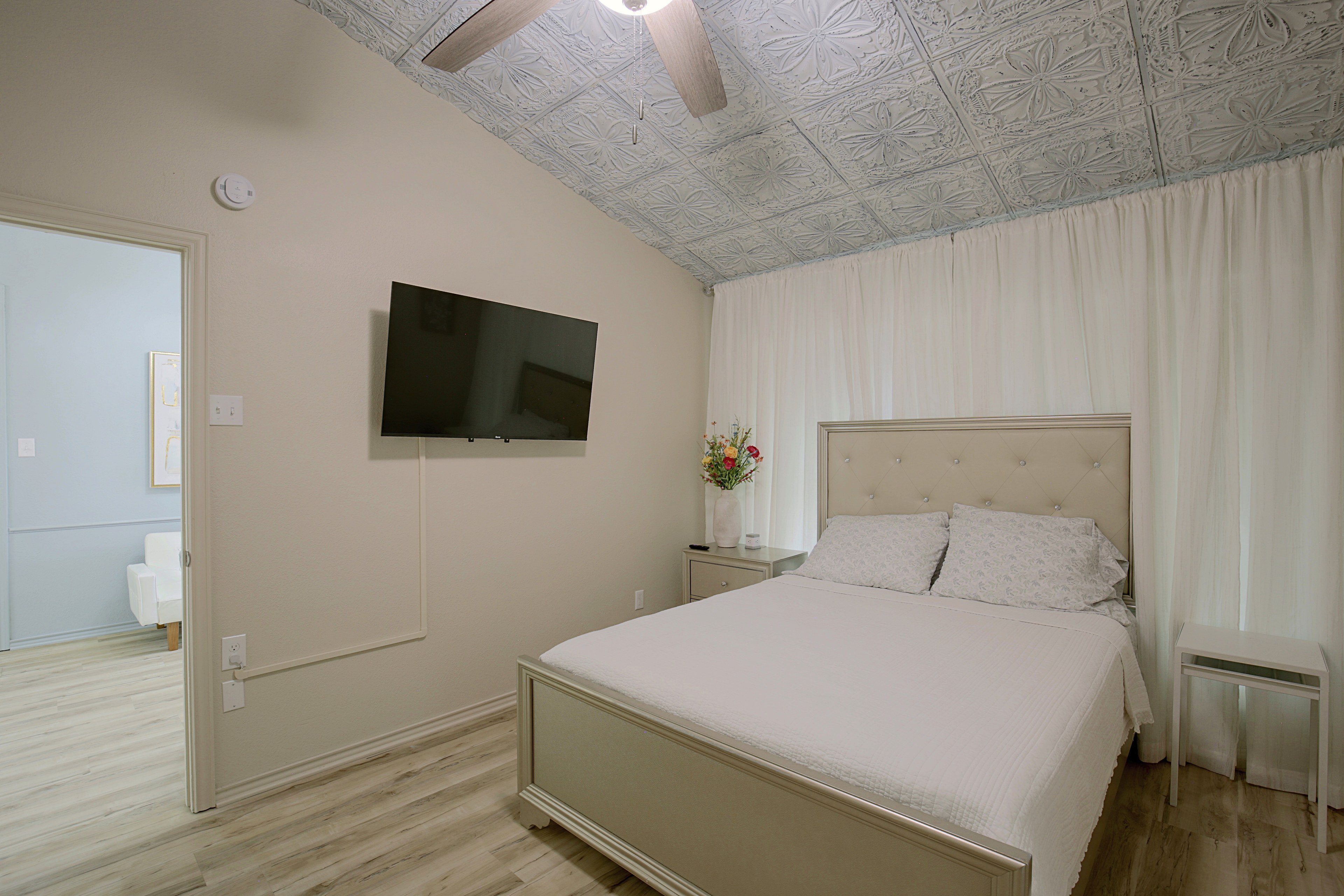 Bedroom 1 | Queen Bed