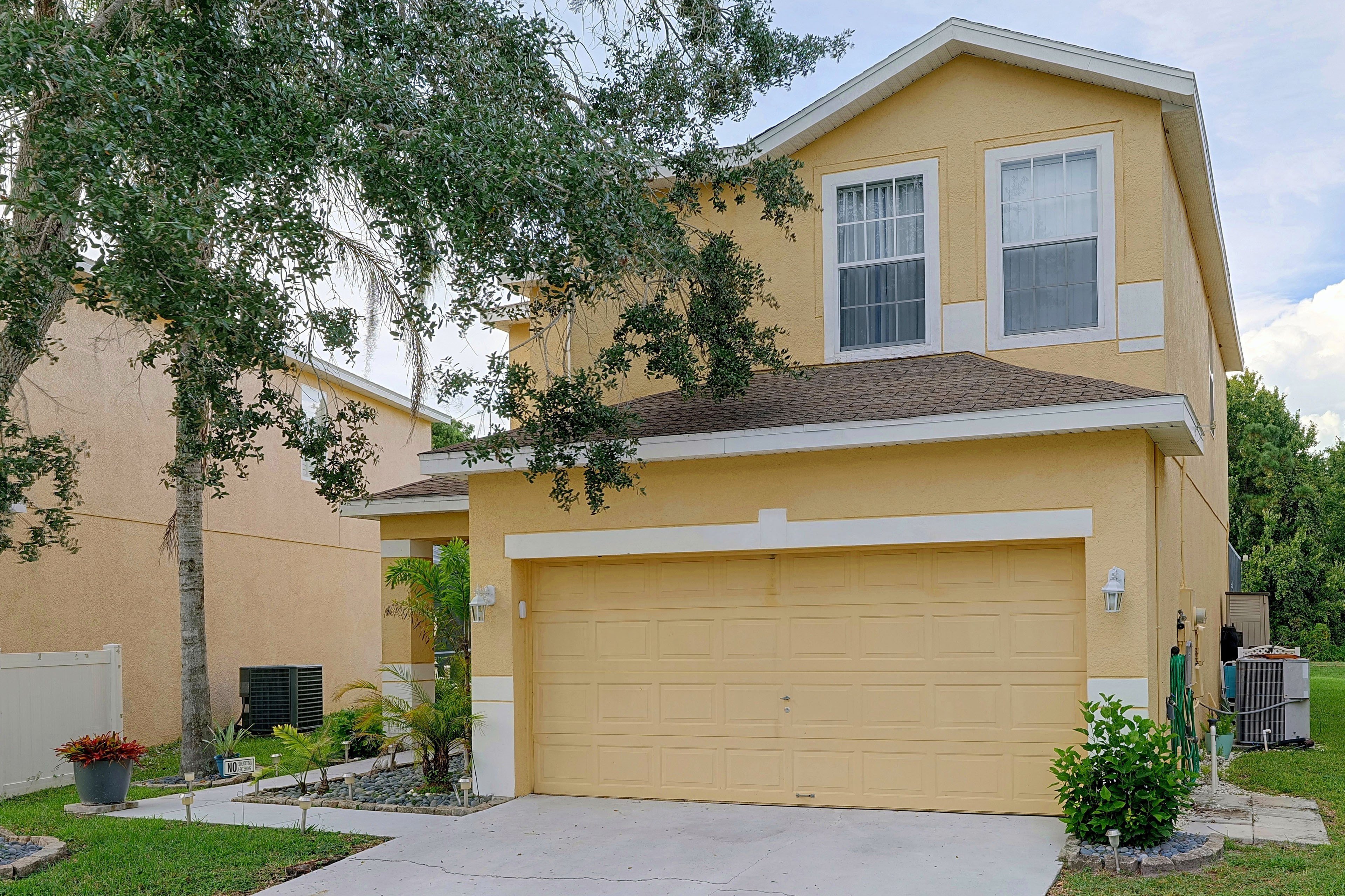 Exterior | Driveway (2 Vehicles)