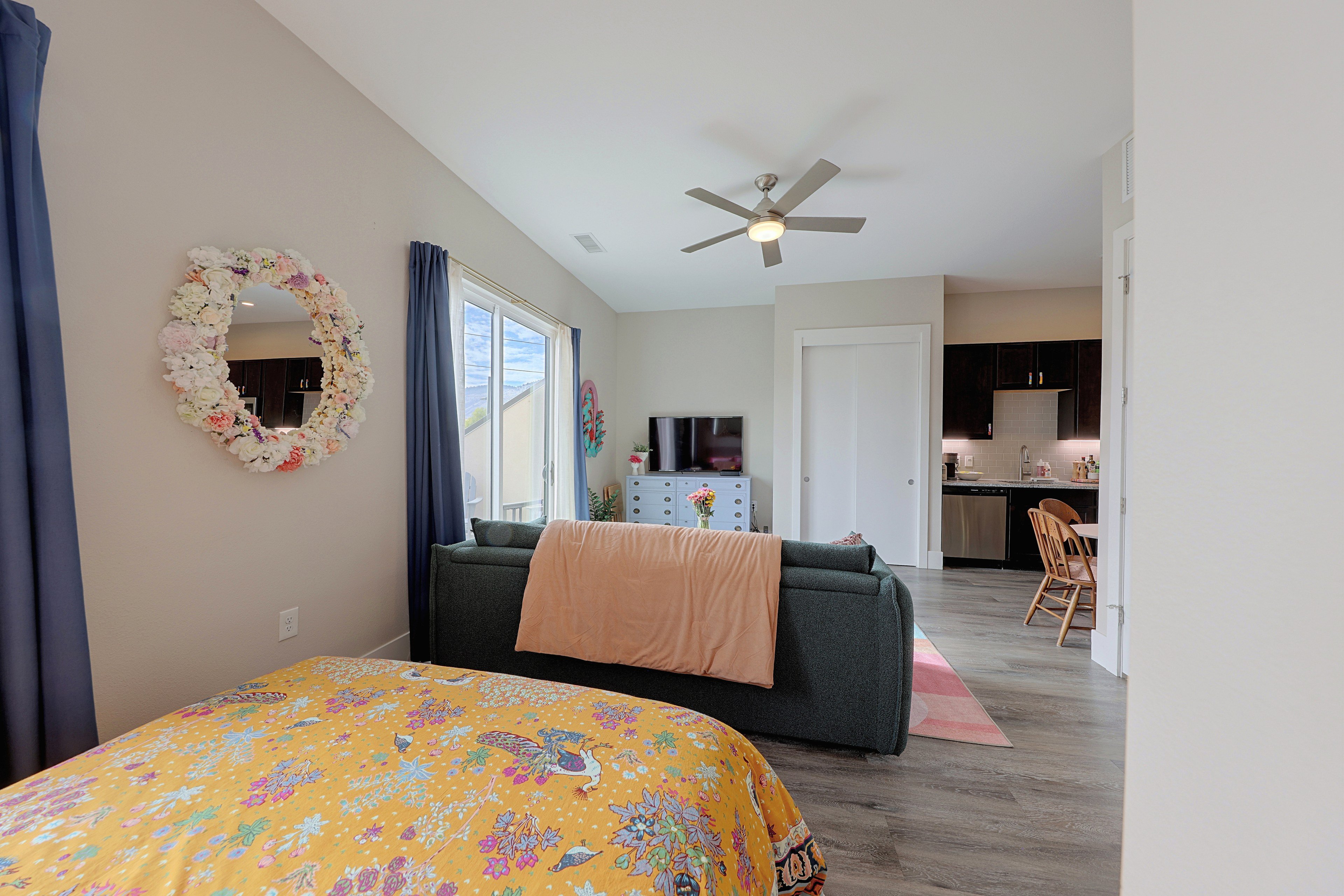 Studio | Queen Bed