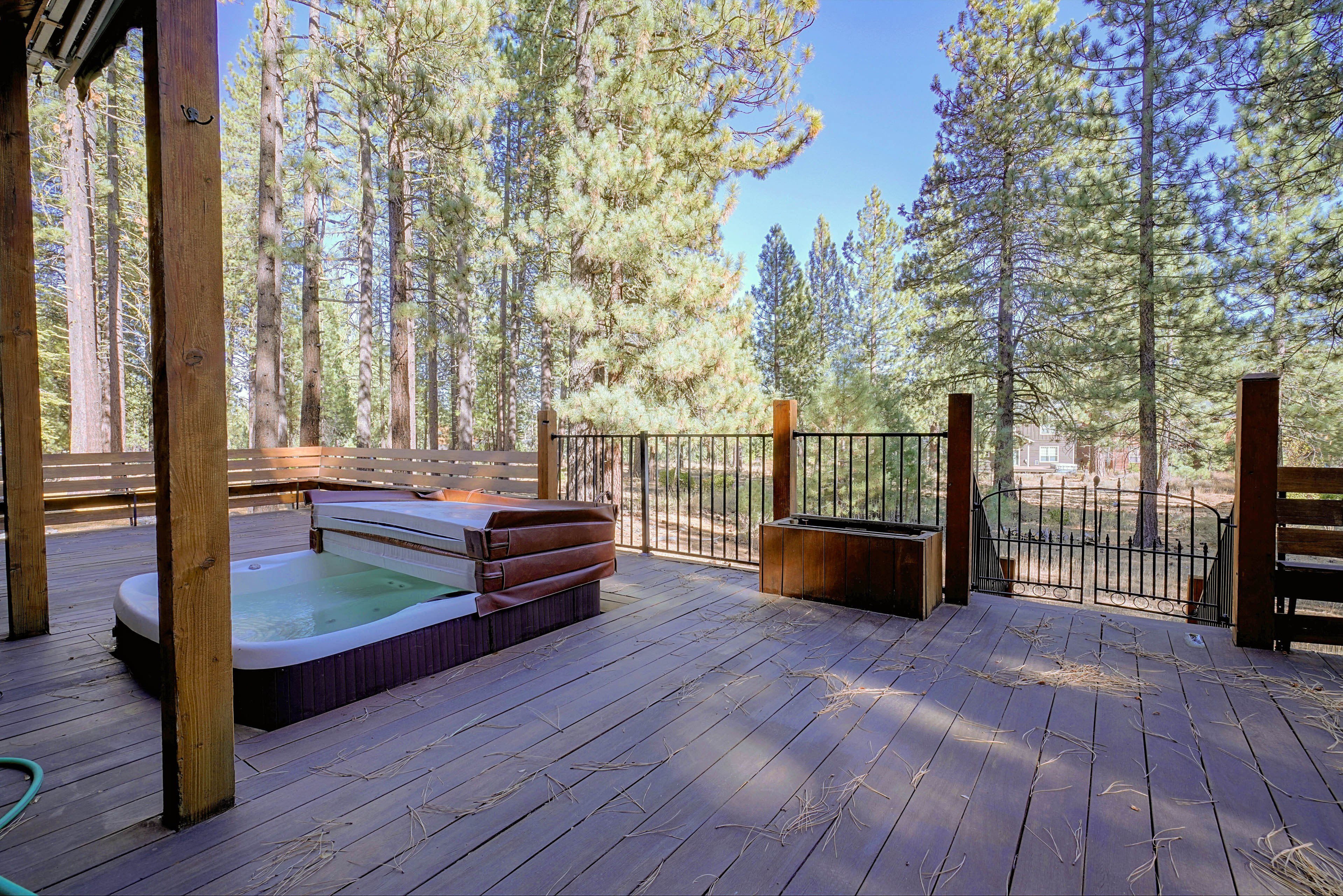 Private Hot Tub & Deck