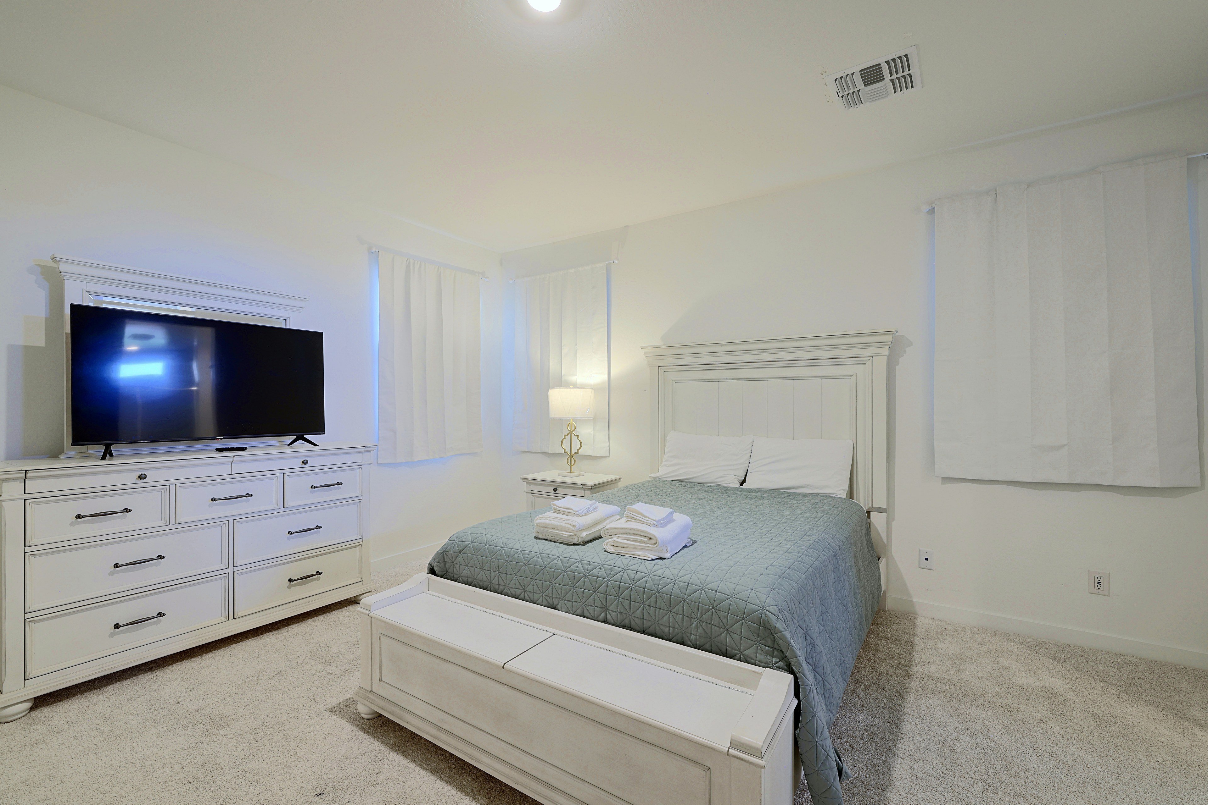 Bedroom 1 | Queen Bed
