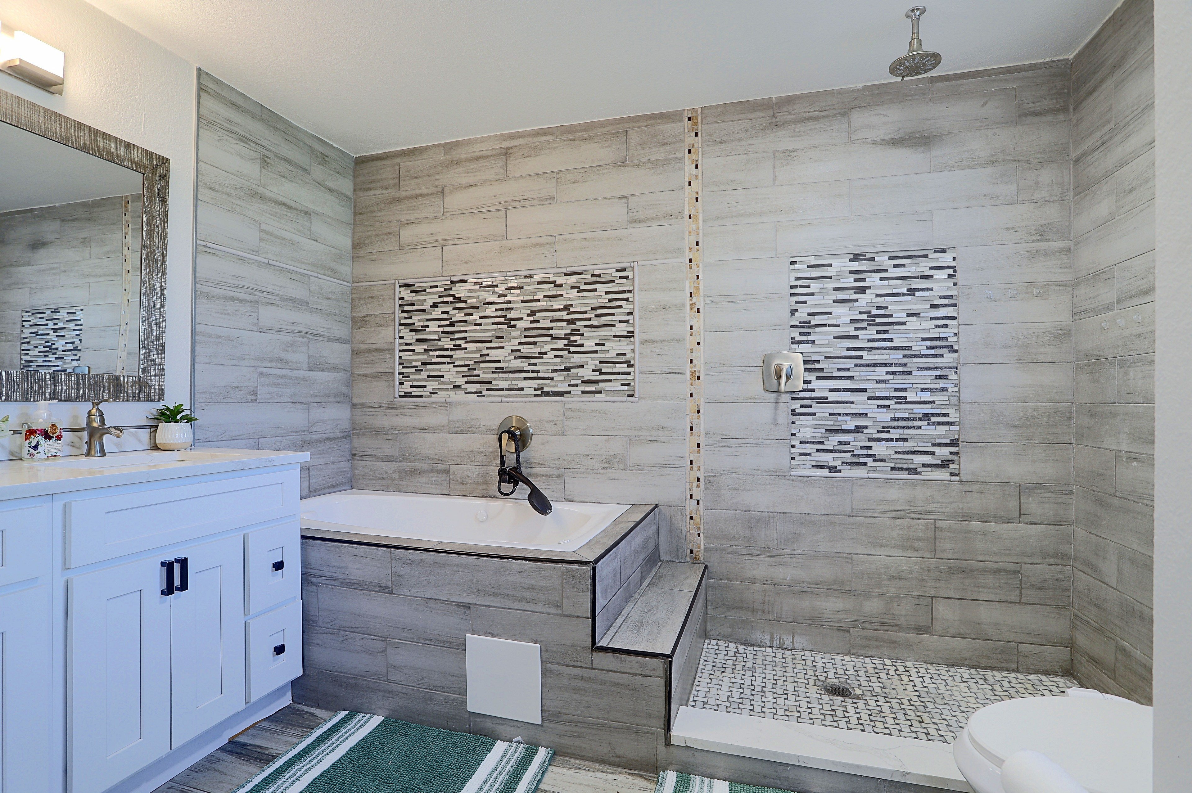 Bathroom | Main Floor