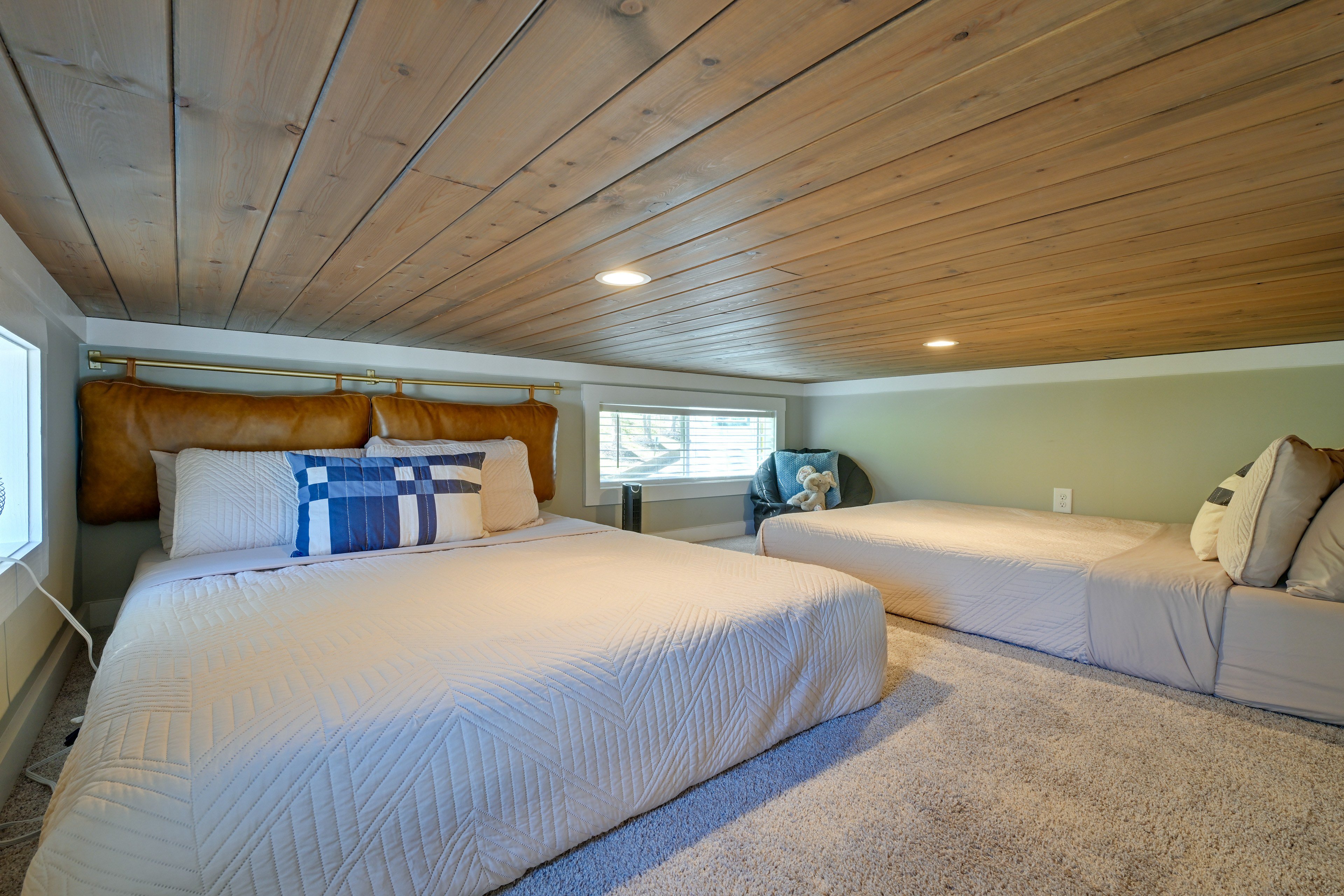 Bedroom (Loft) | 2 Queen Floor Mattresses