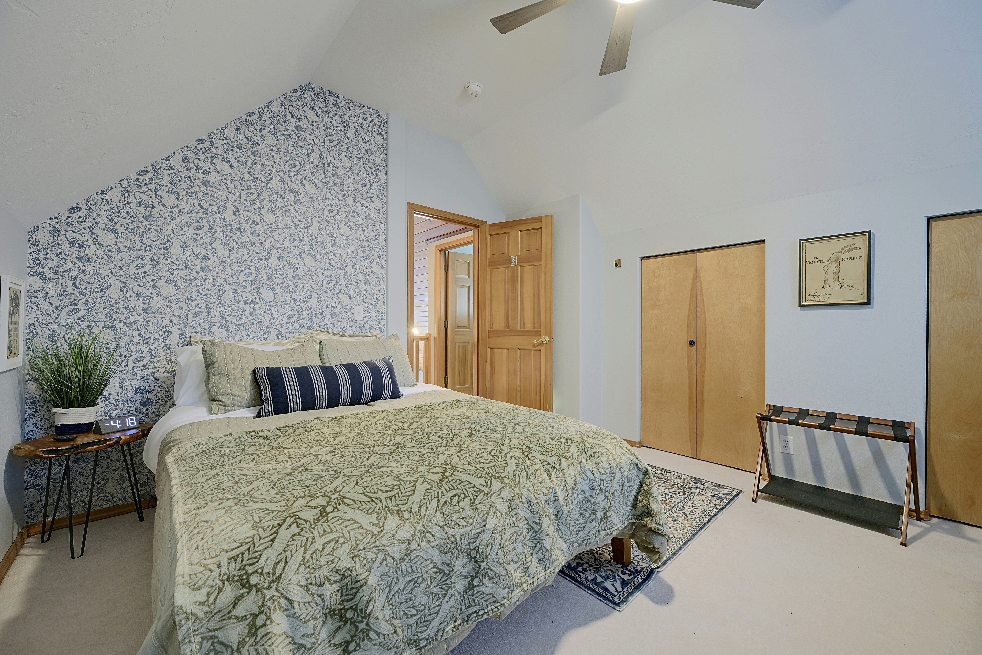 Bedroom | Queen Bed | Twin Daybed w/ Twin Trundle
