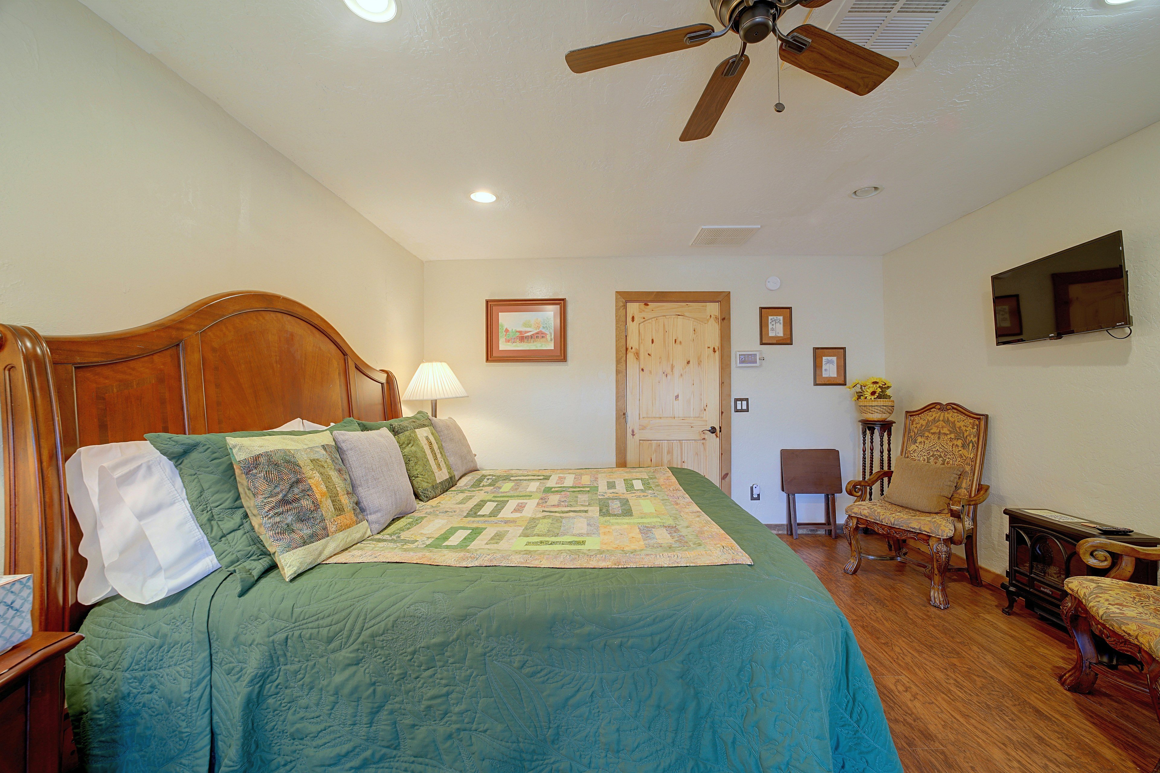 Pine Vacation Rental | Studio | 1BA | 600 Sq Ft