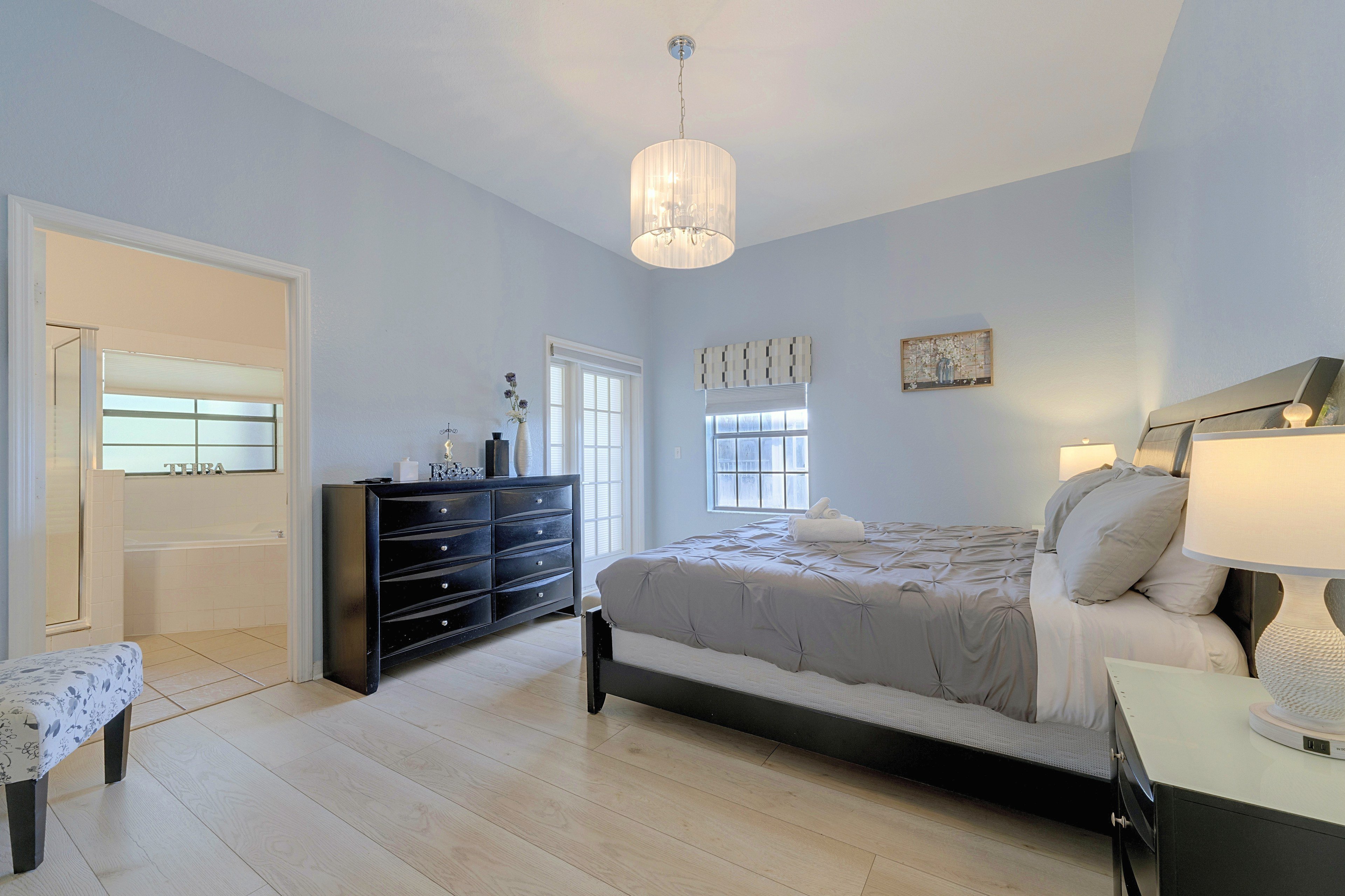 Bedroom 1 | King Bed
