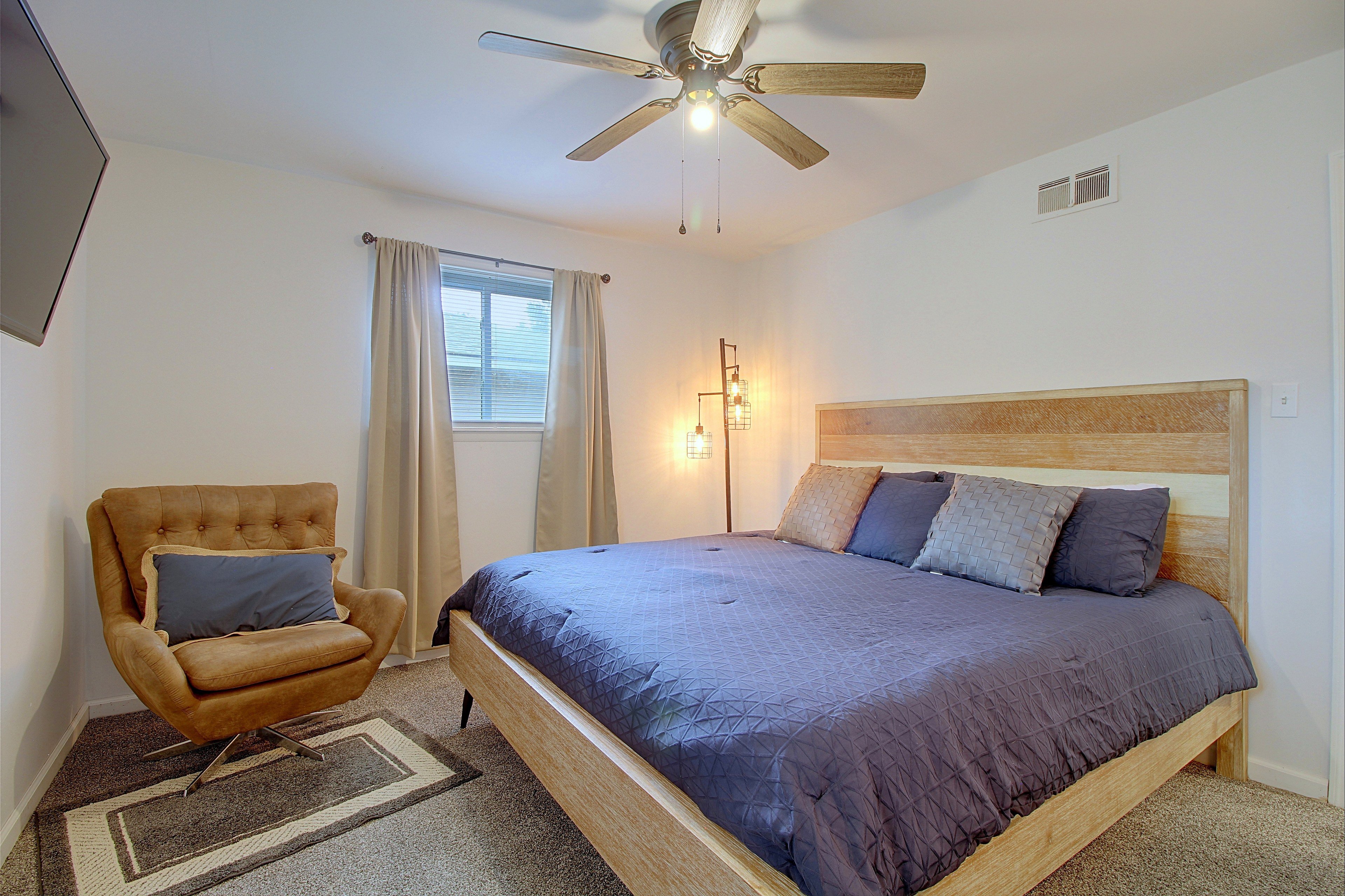 Bedroom 1 | King Bed