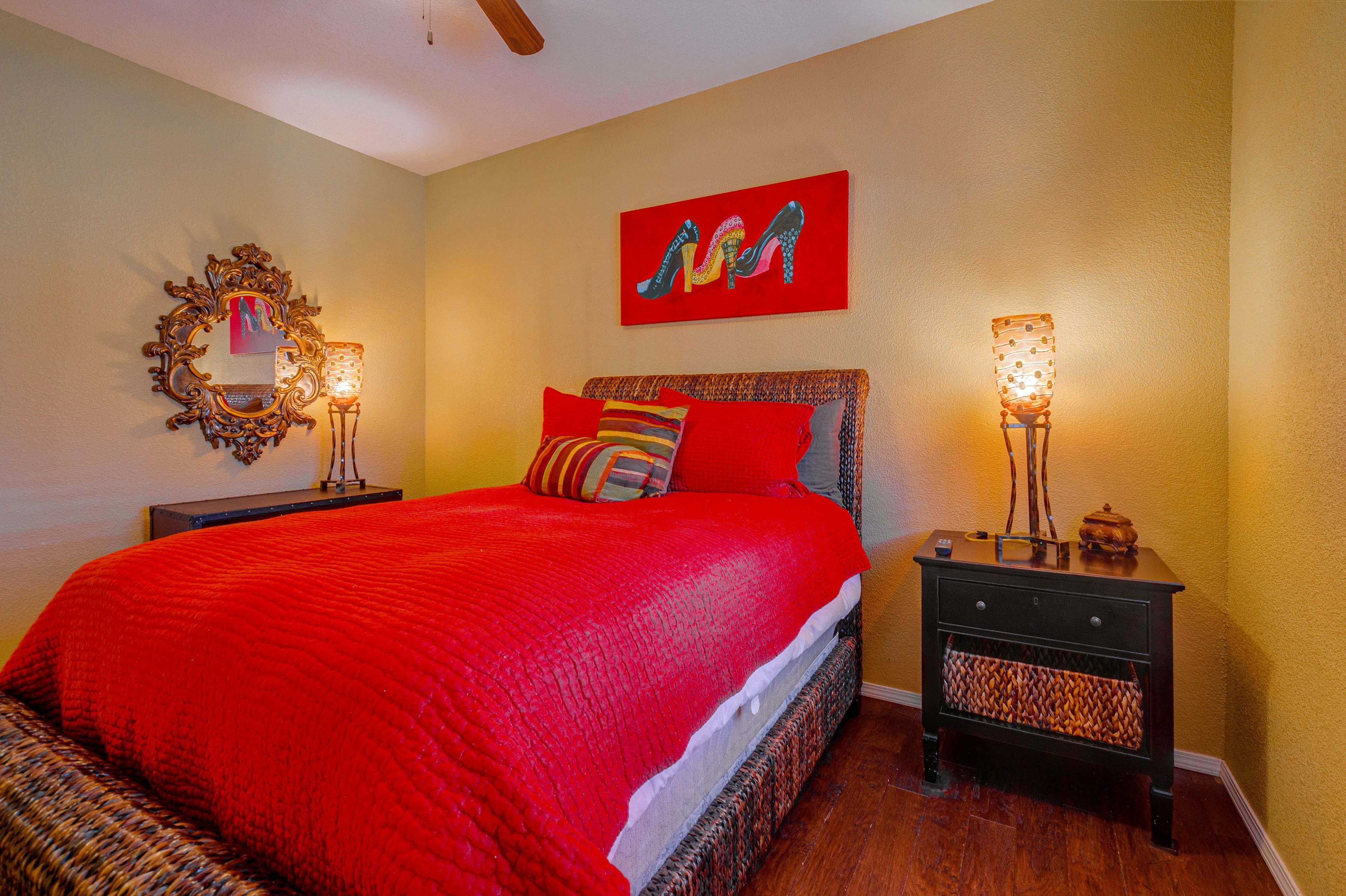 Bedroom | Queen Bed