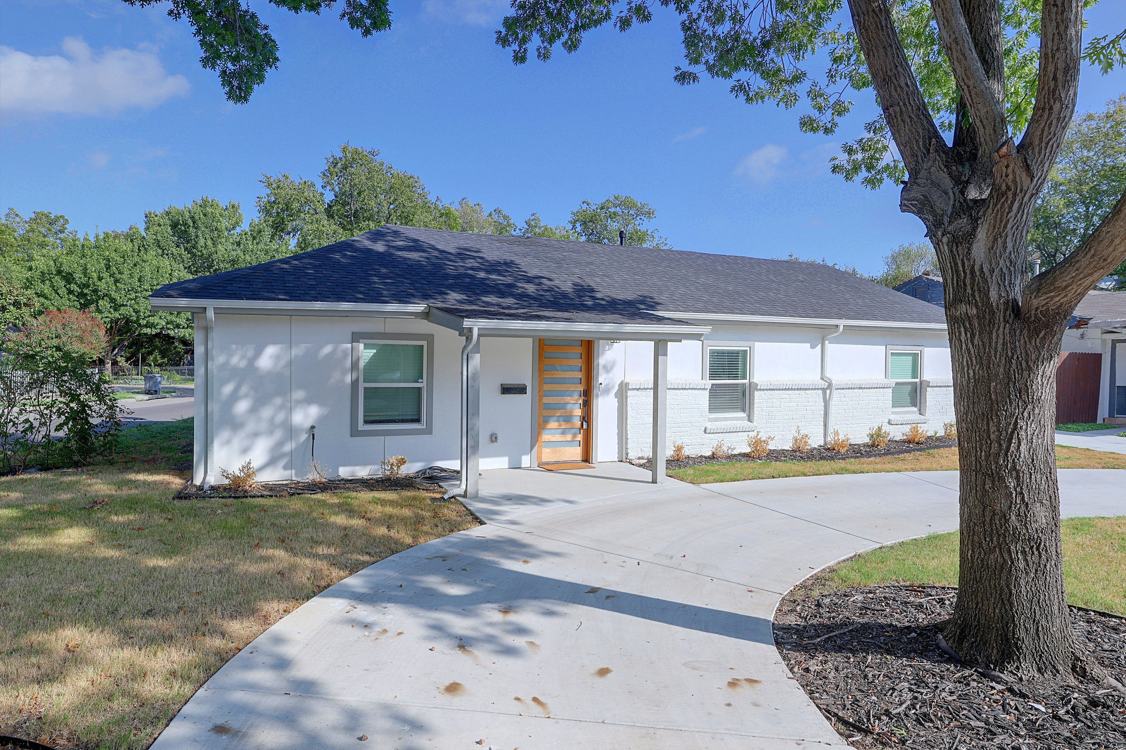 Exterior | Driveway (3 Vehicles)