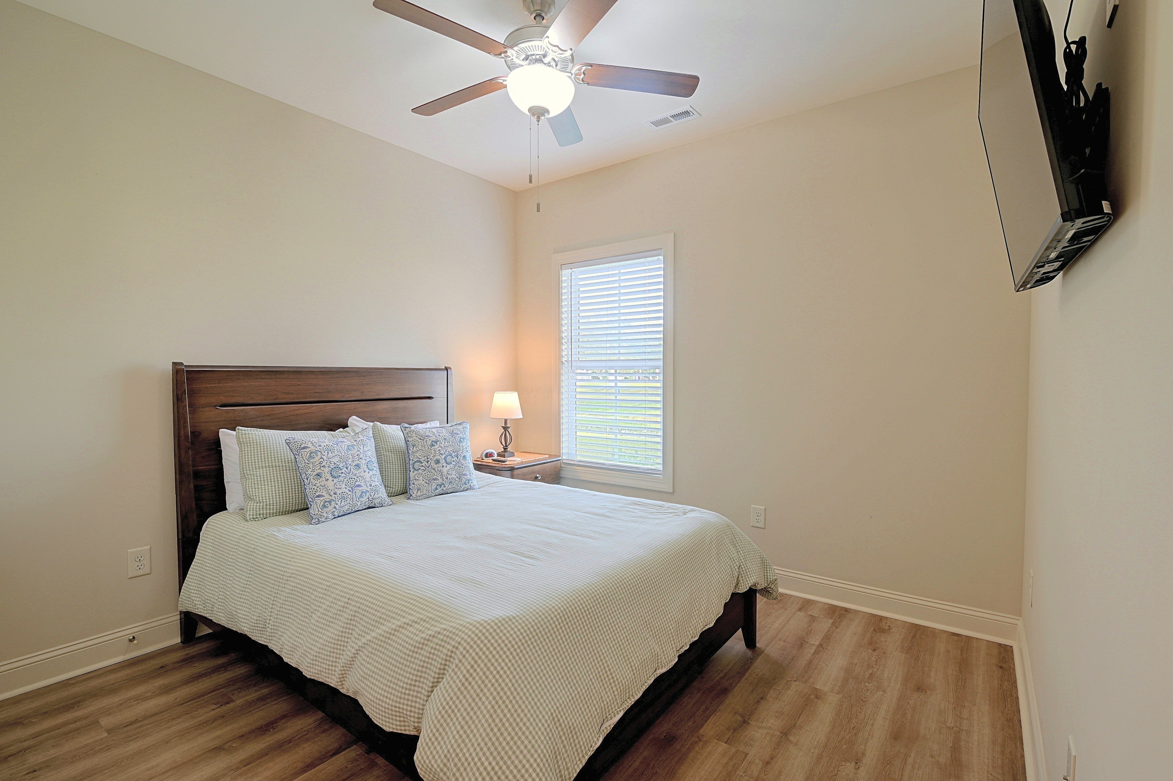 Bedroom 3 | Queen Bed