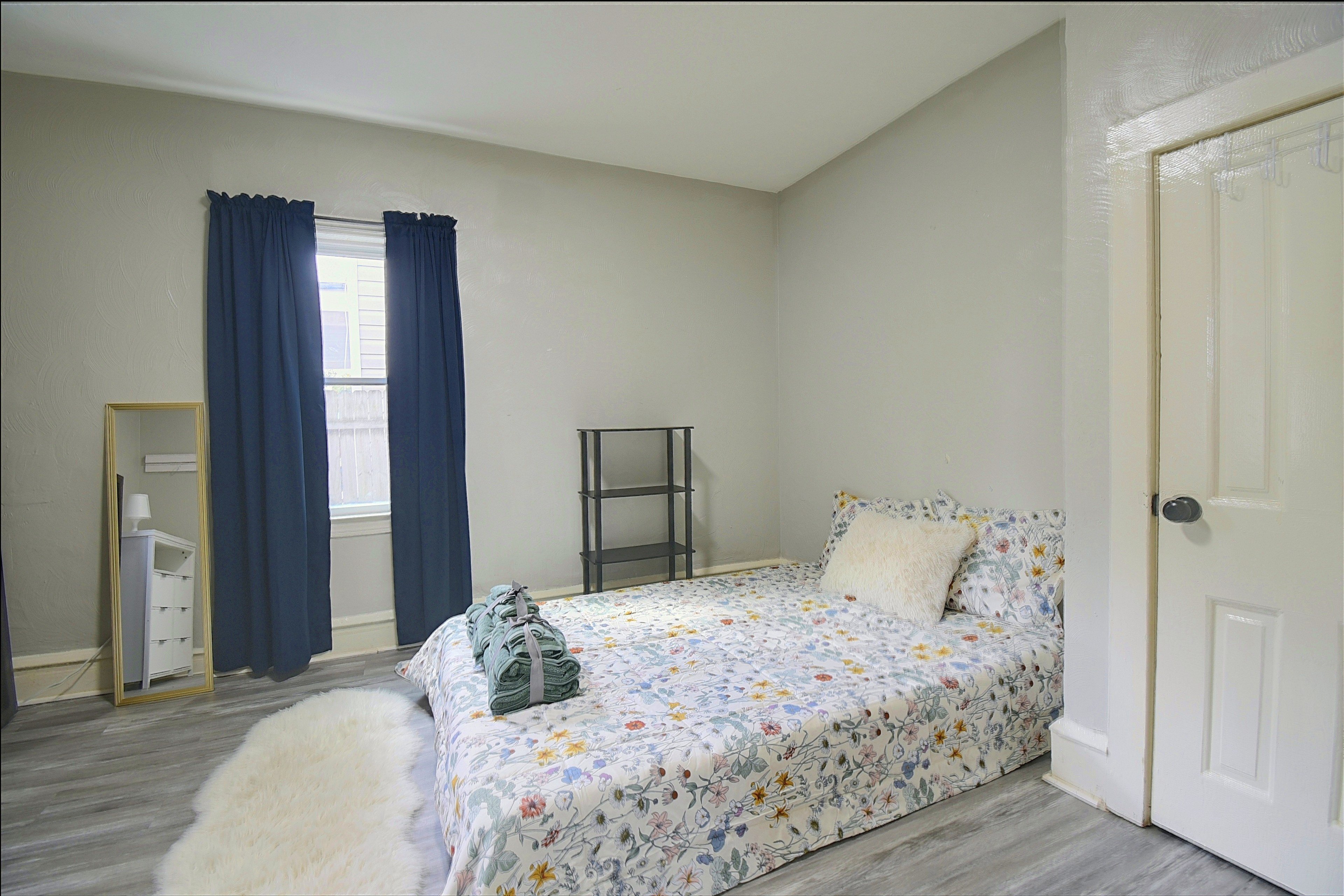 Bedroom 2 | Queen Bed