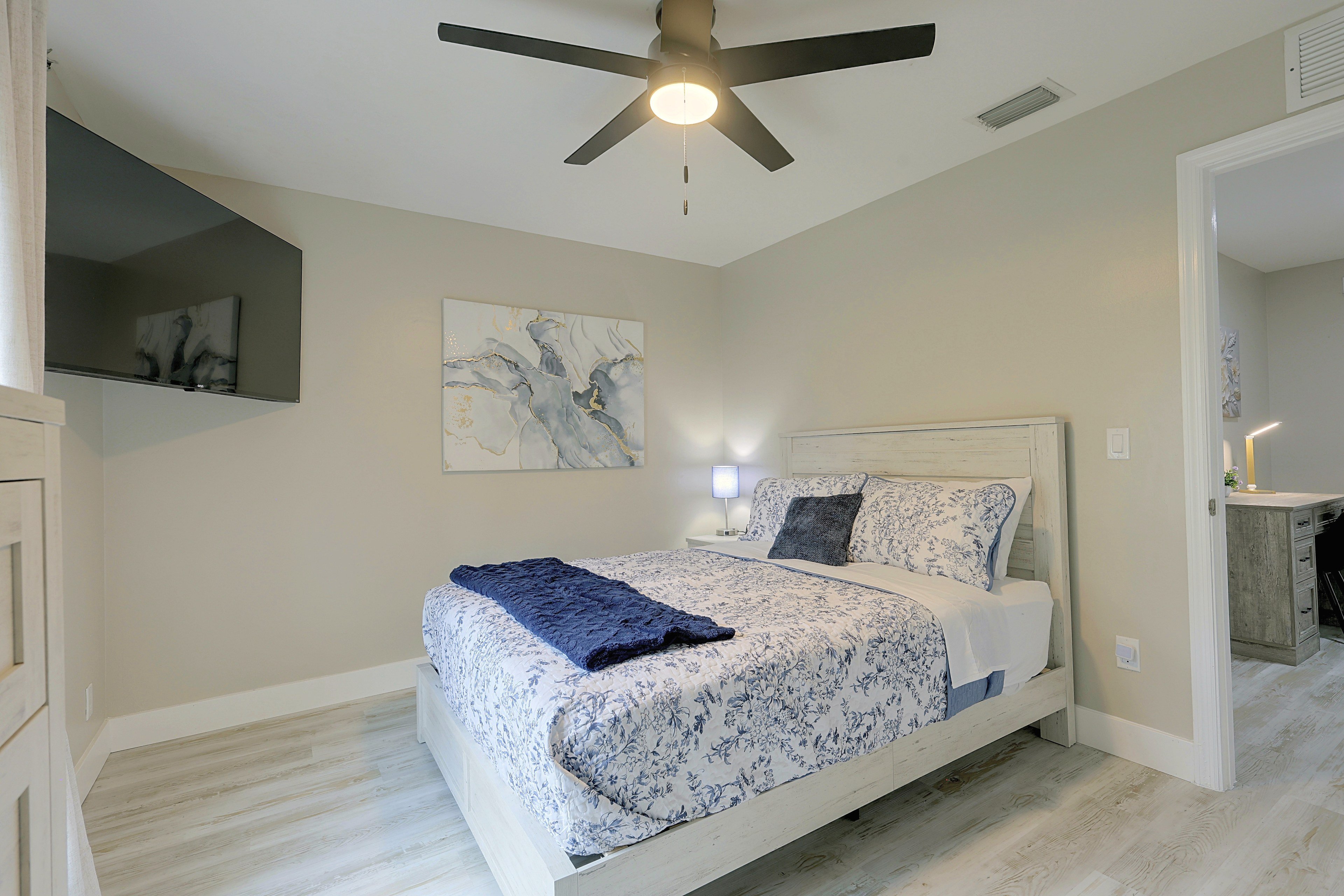 Bedroom | Queen Bed