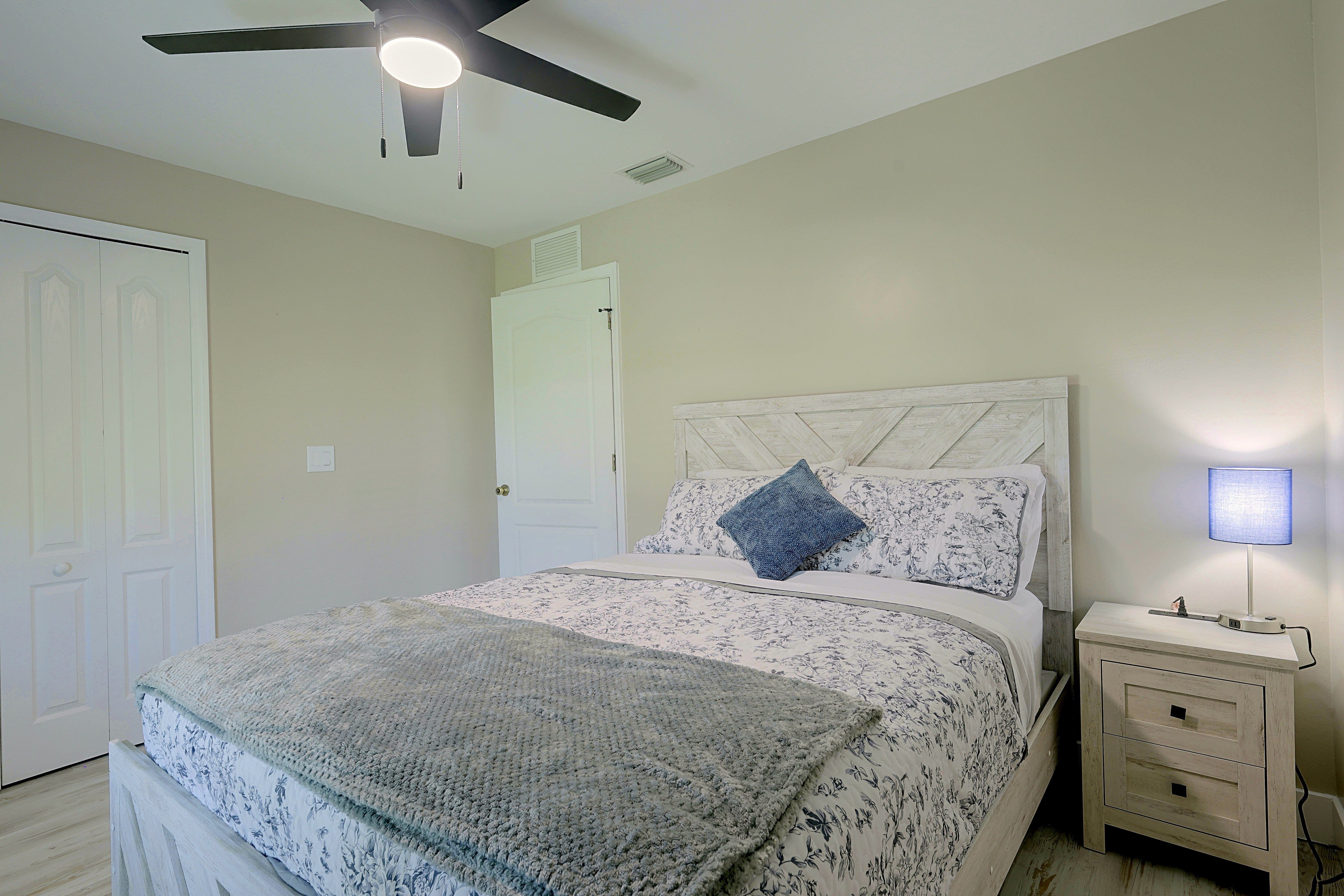 Bedroom | Queen Bed
