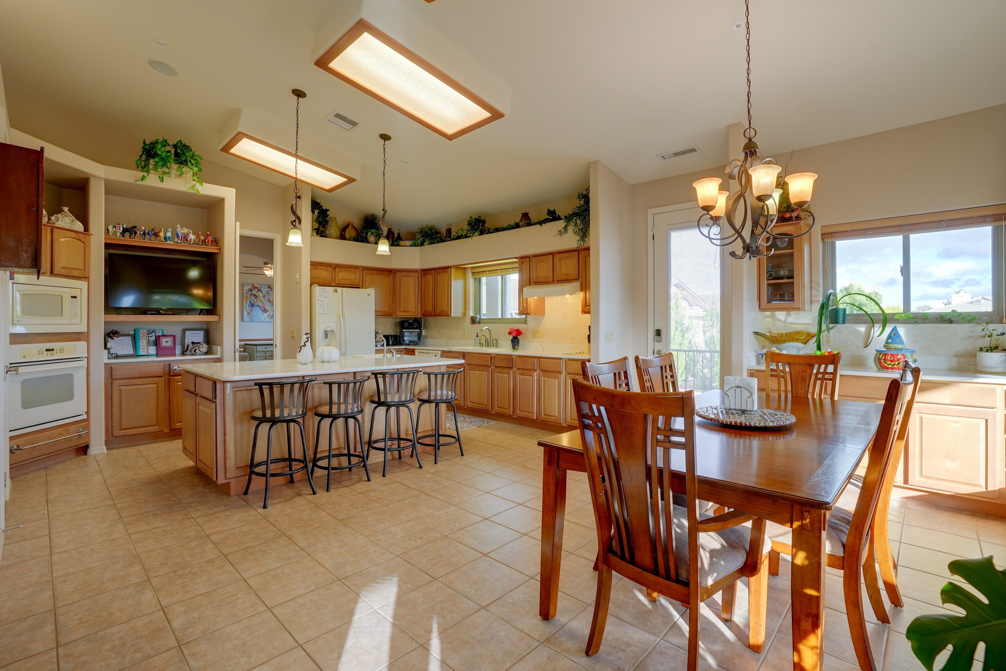 Kitchen & Dining Area