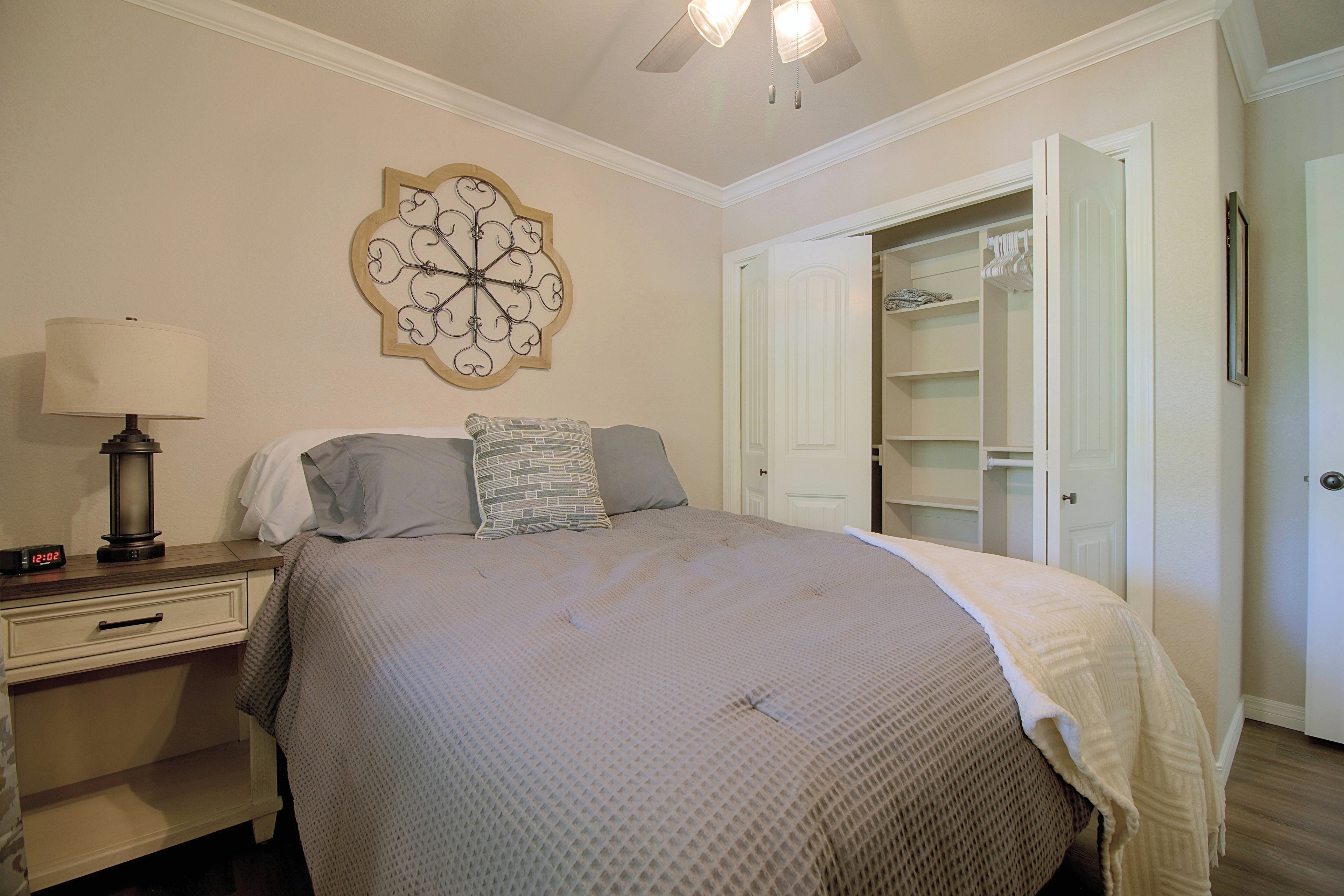 Bedroom | Queen Bed