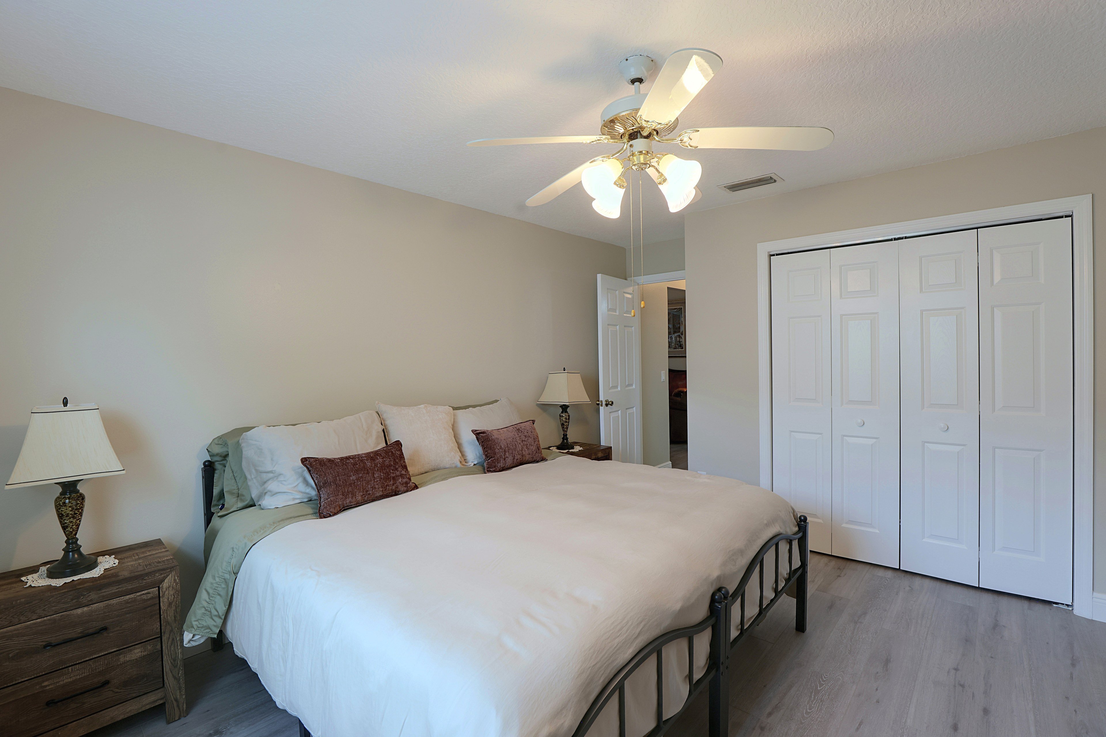 Bedroom 3 | King Bed or 2 Twin Beds