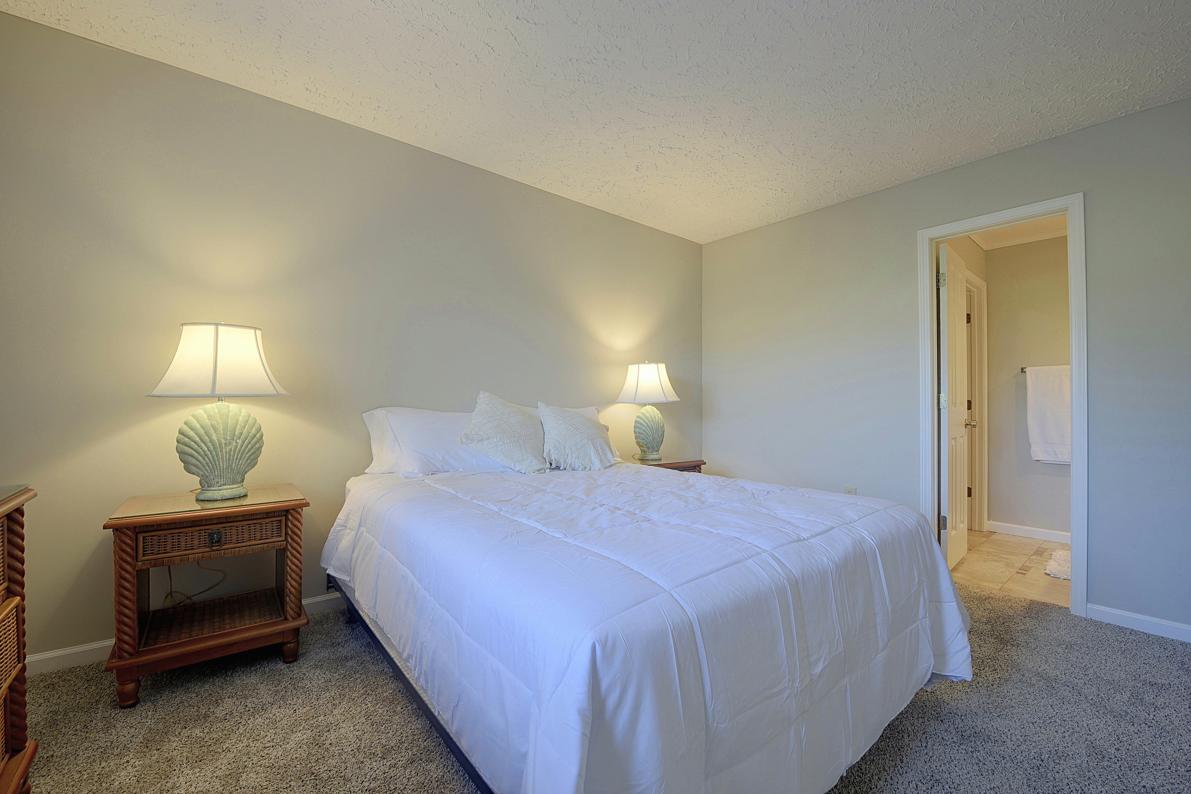 Bedroom | Queen Bed | En-Suite Bathroom