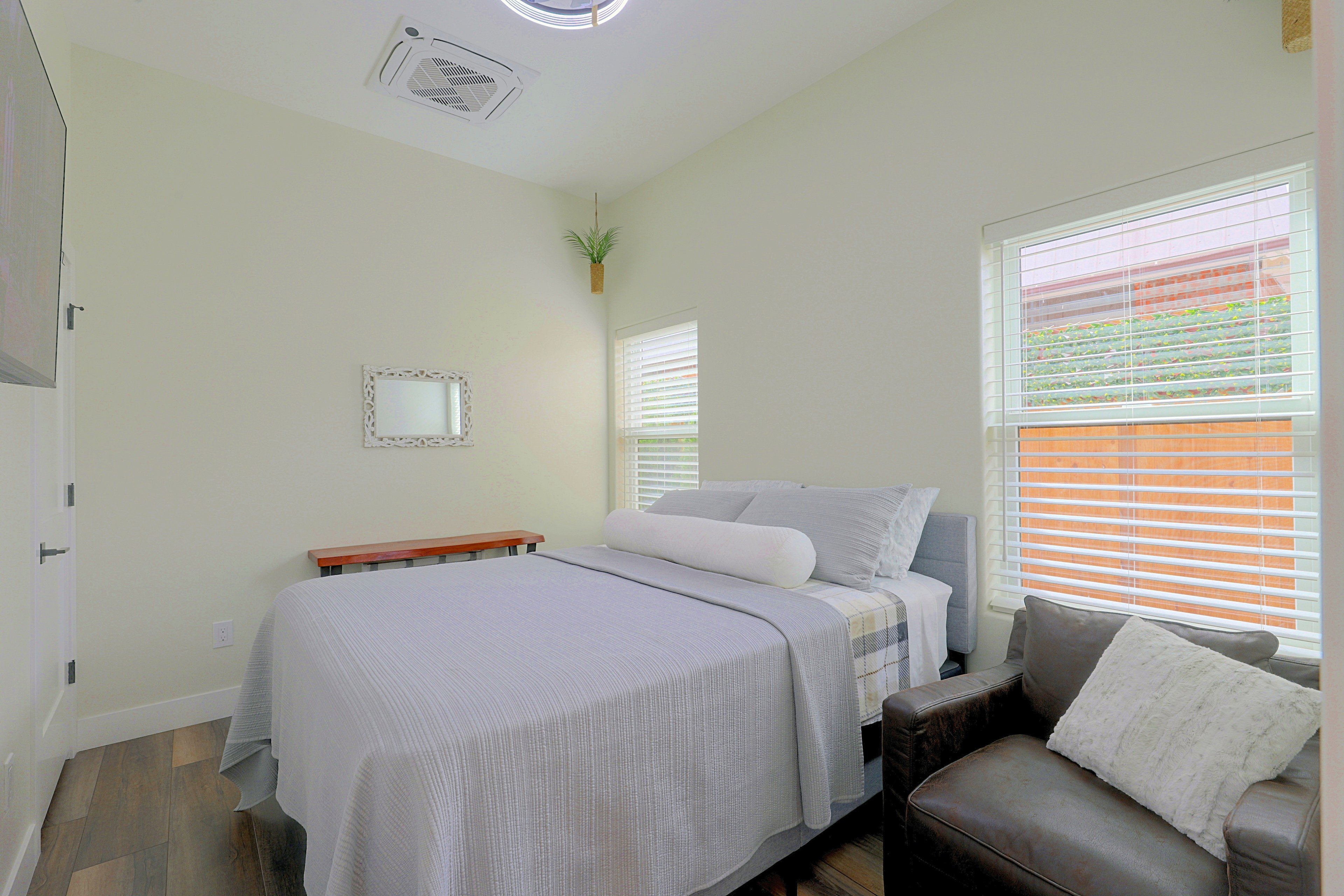 Bedroom | Queen Bed