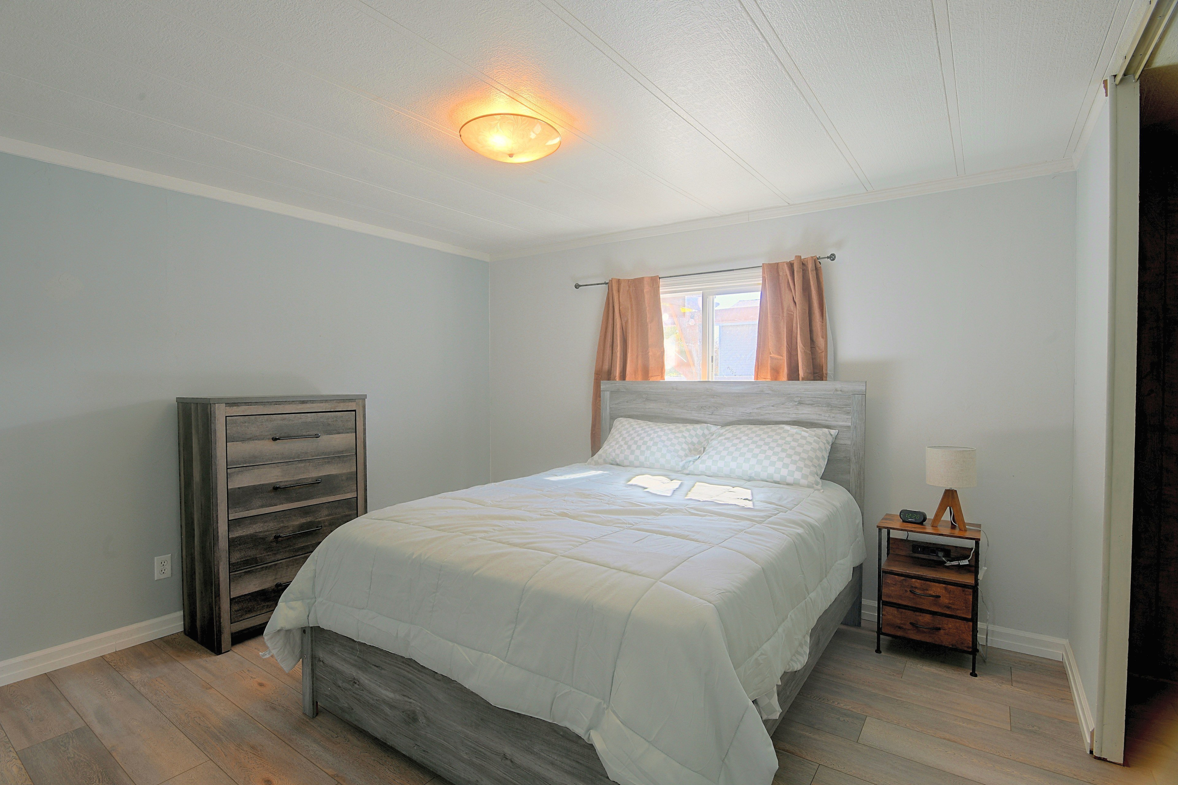 Bedroom 1 | Queen Bed