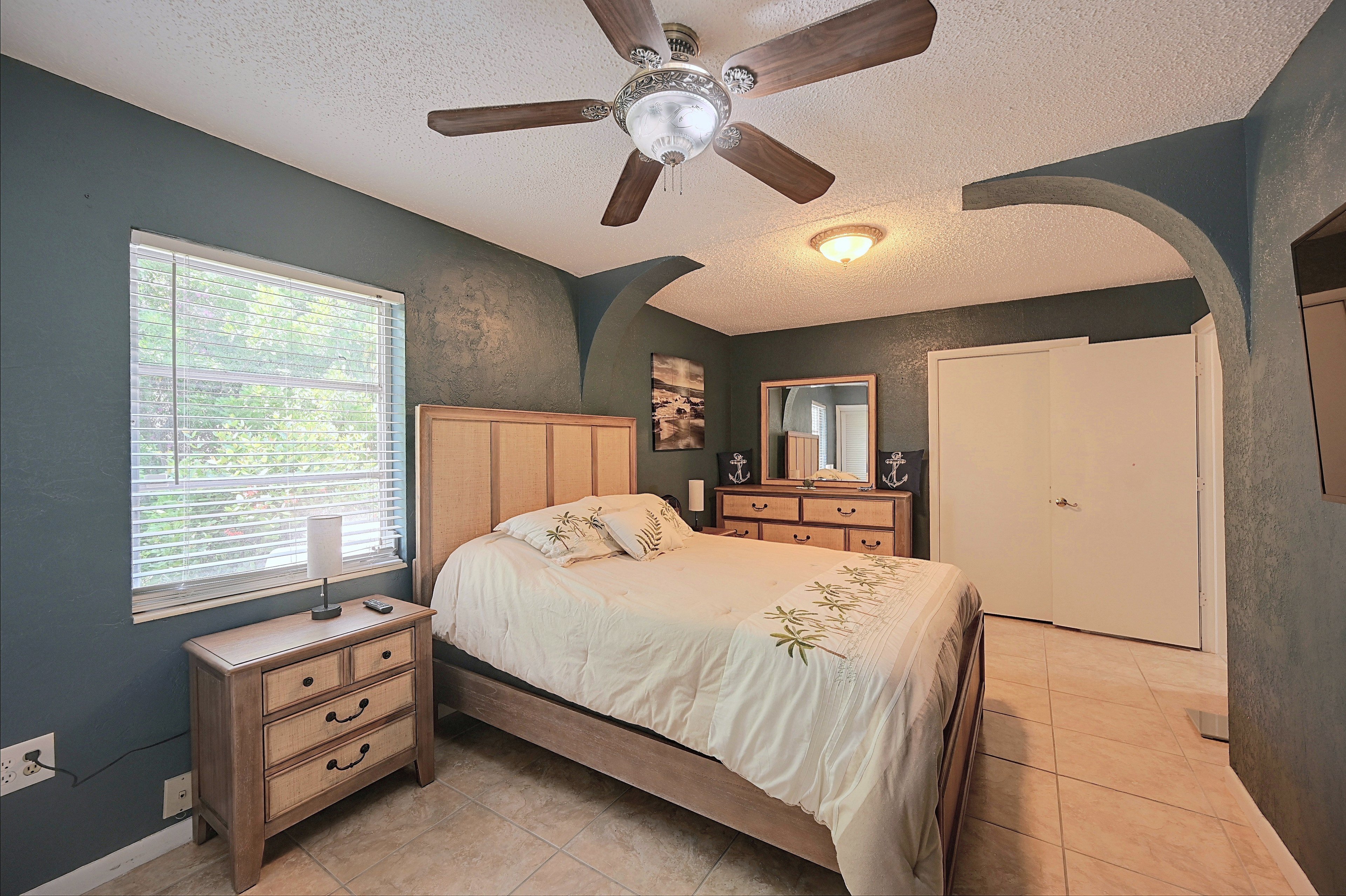 Bedroom 1 | Queen Bed