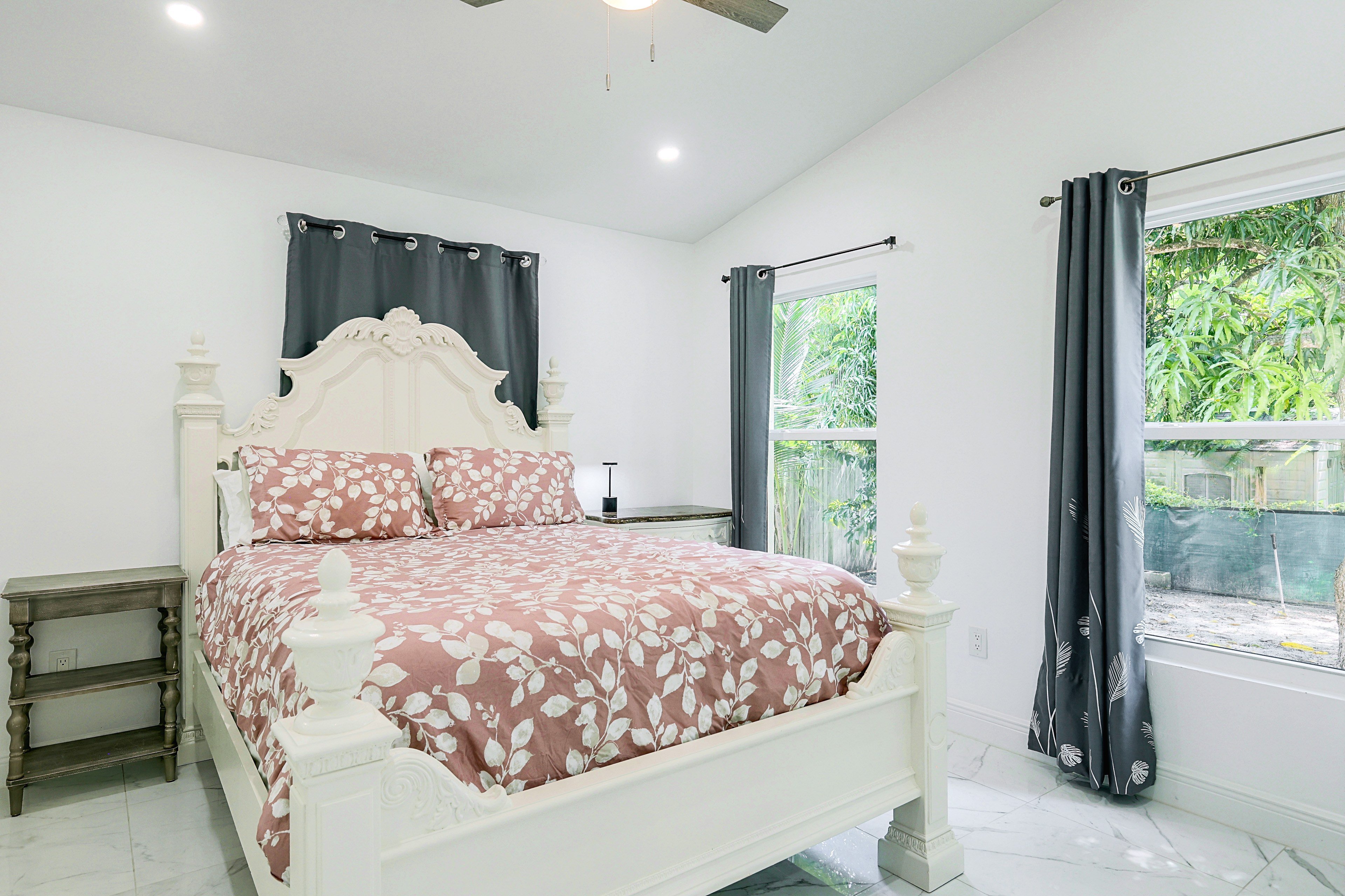 Bedroom | Queen Bed