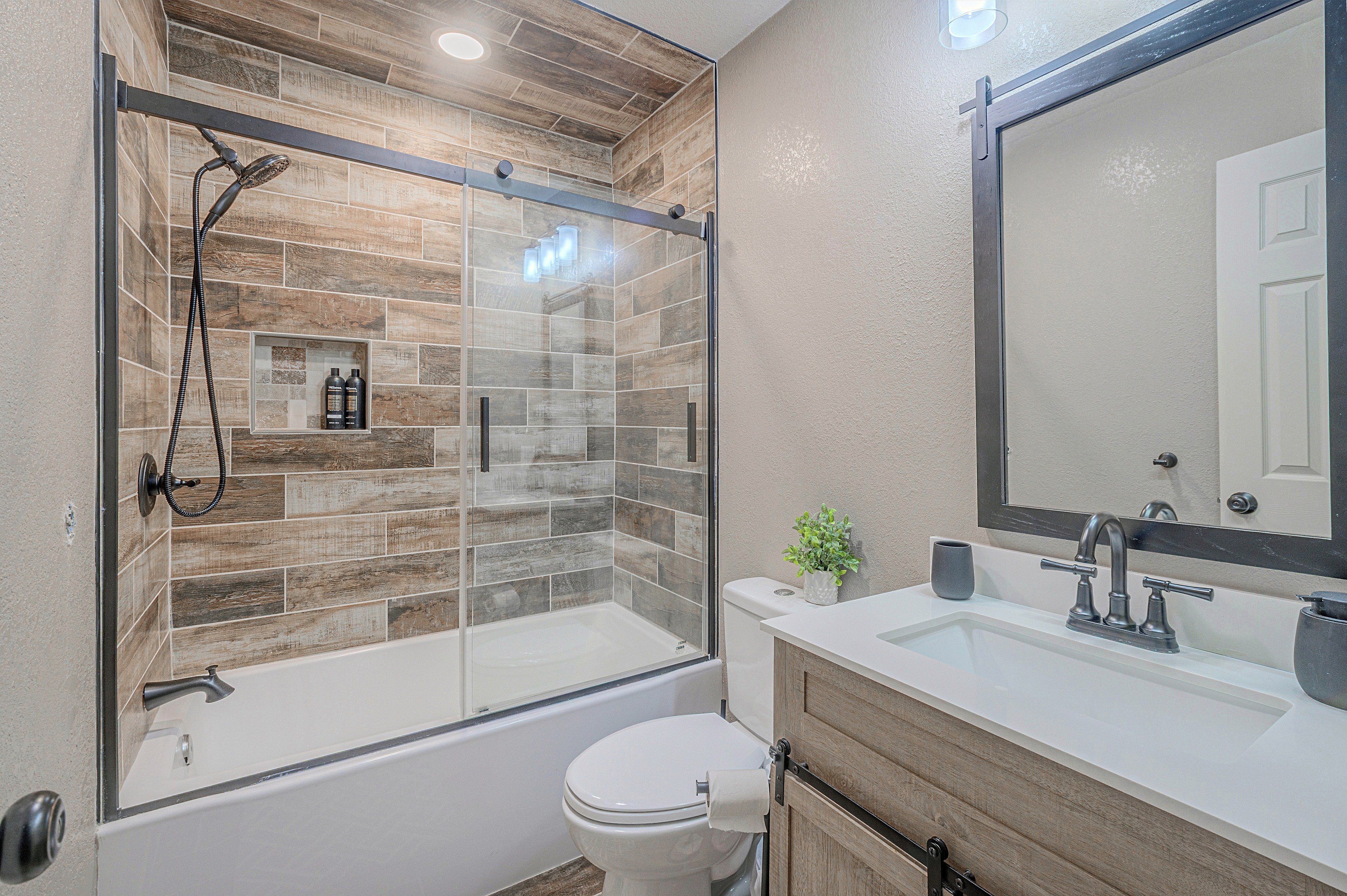 Full Bathroom | 2nd Floor