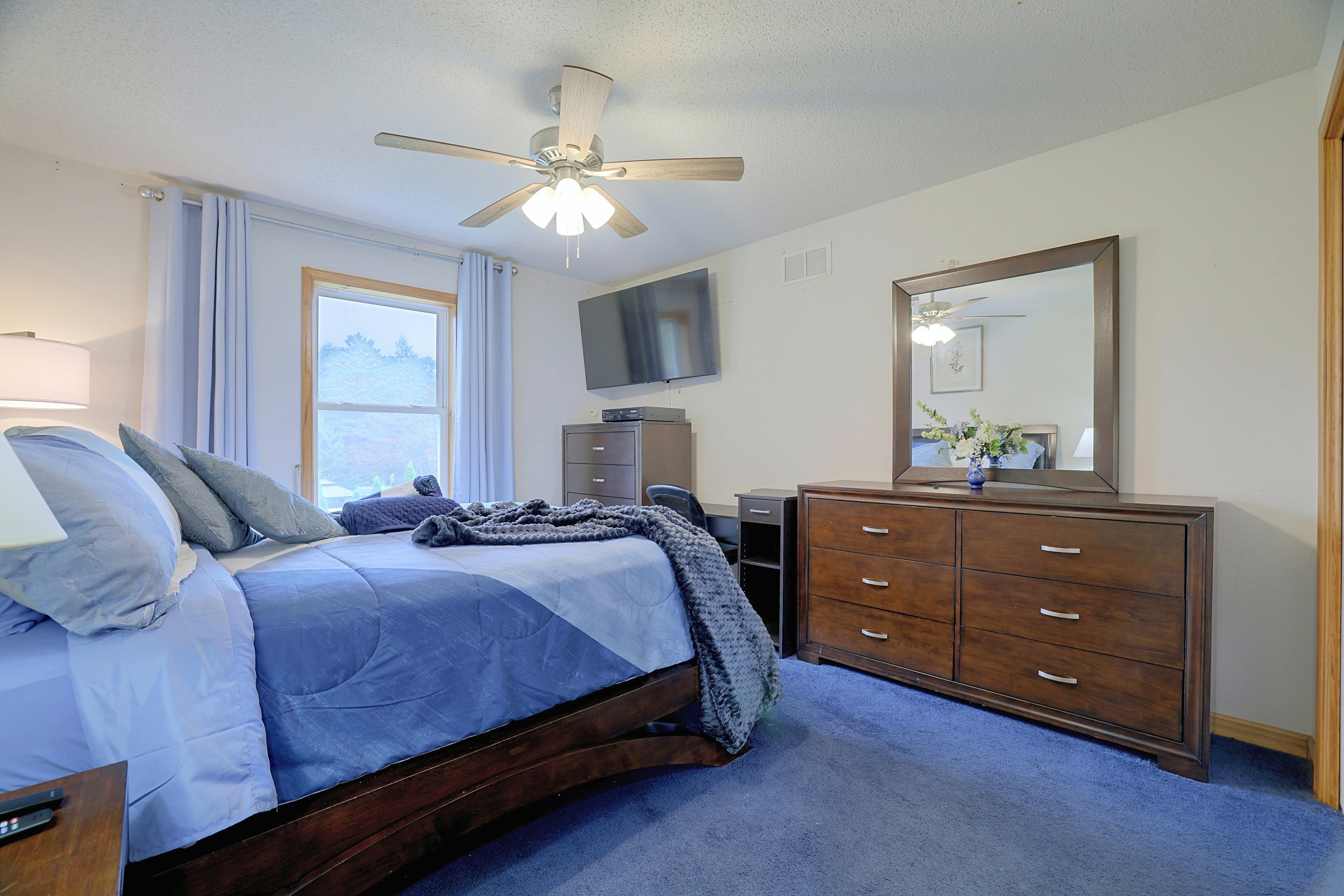 Bedroom 2 | Queen Bed | Smart TV