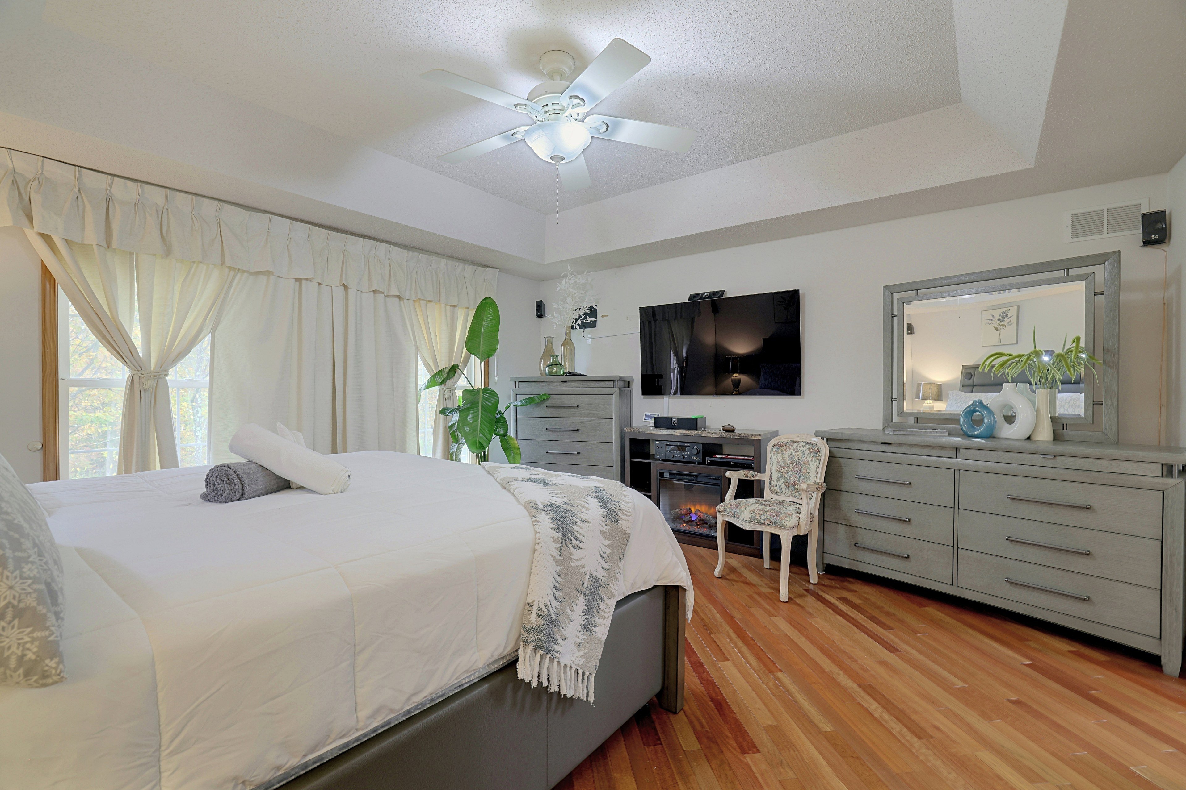 Bedroom 1 | King Bed | Smart TV