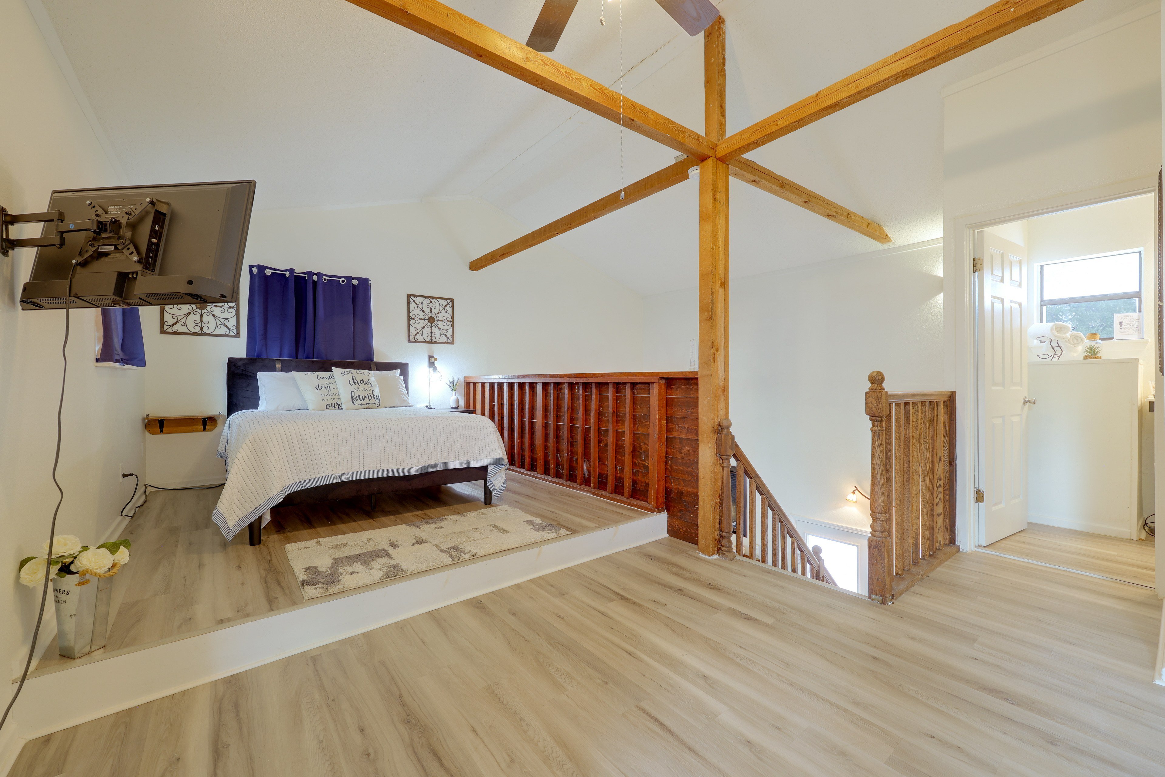 Bedroom (Loft) | Queen Bed
