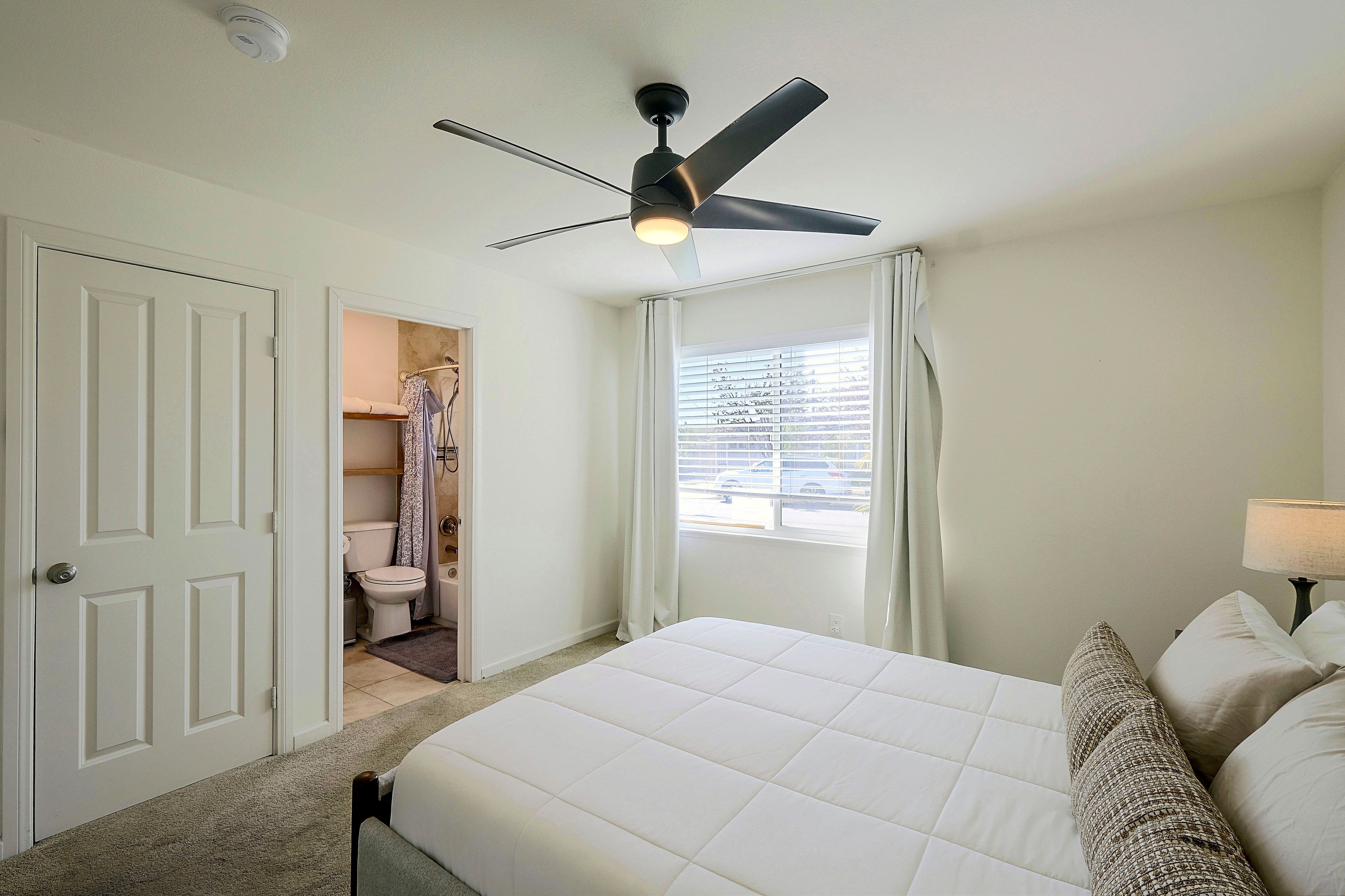 Bedroom 1 | Queen Bed