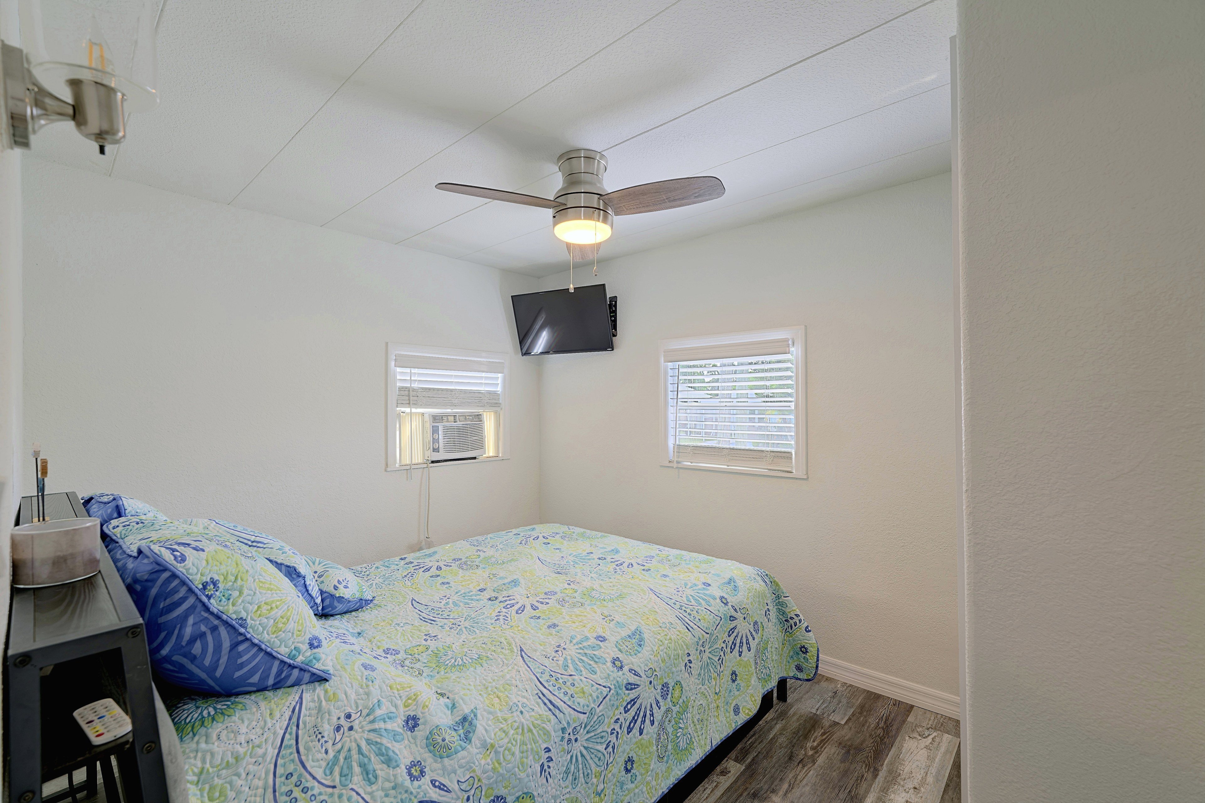 Bedroom 1 | Queen Bed