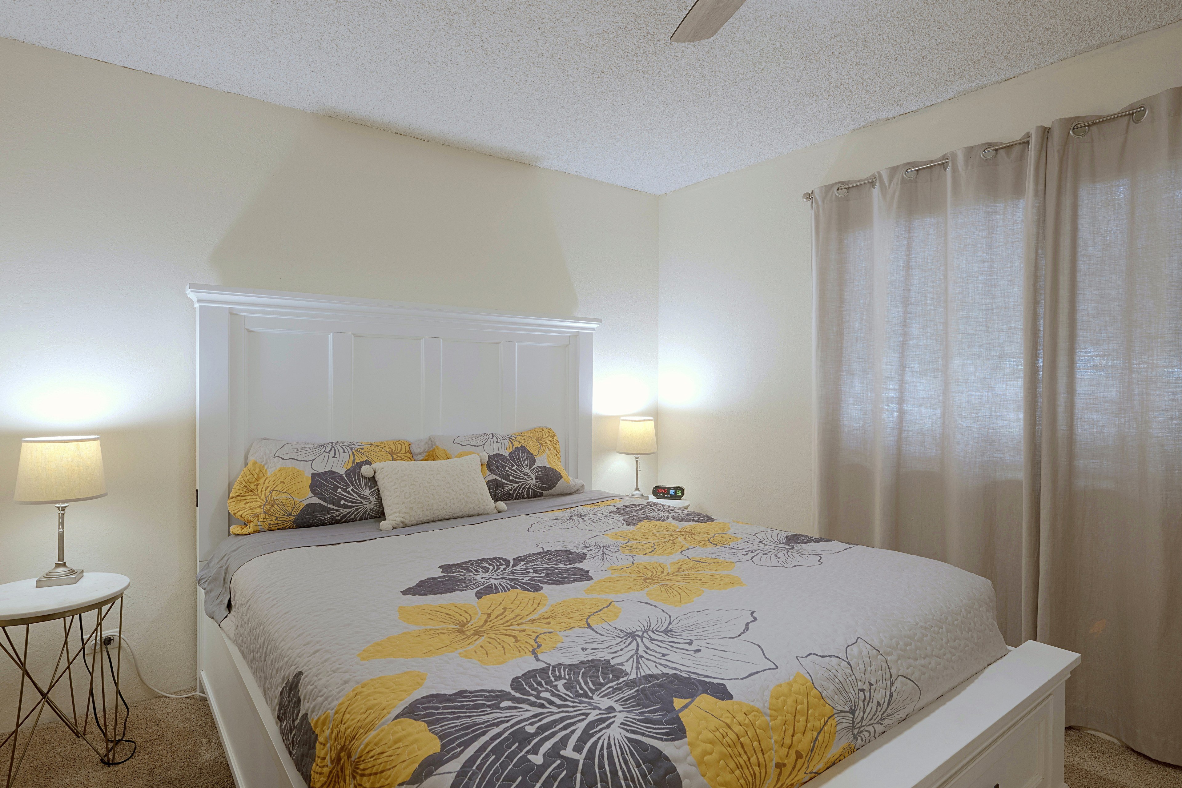 Bedroom | Queen Bed