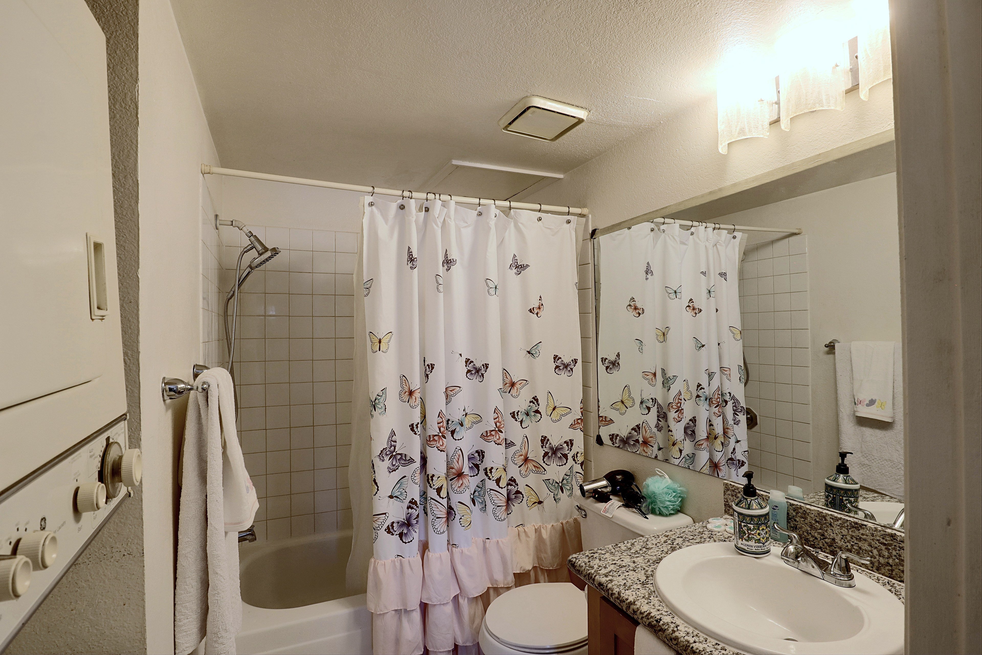 Full Bathroom | 2nd Floor