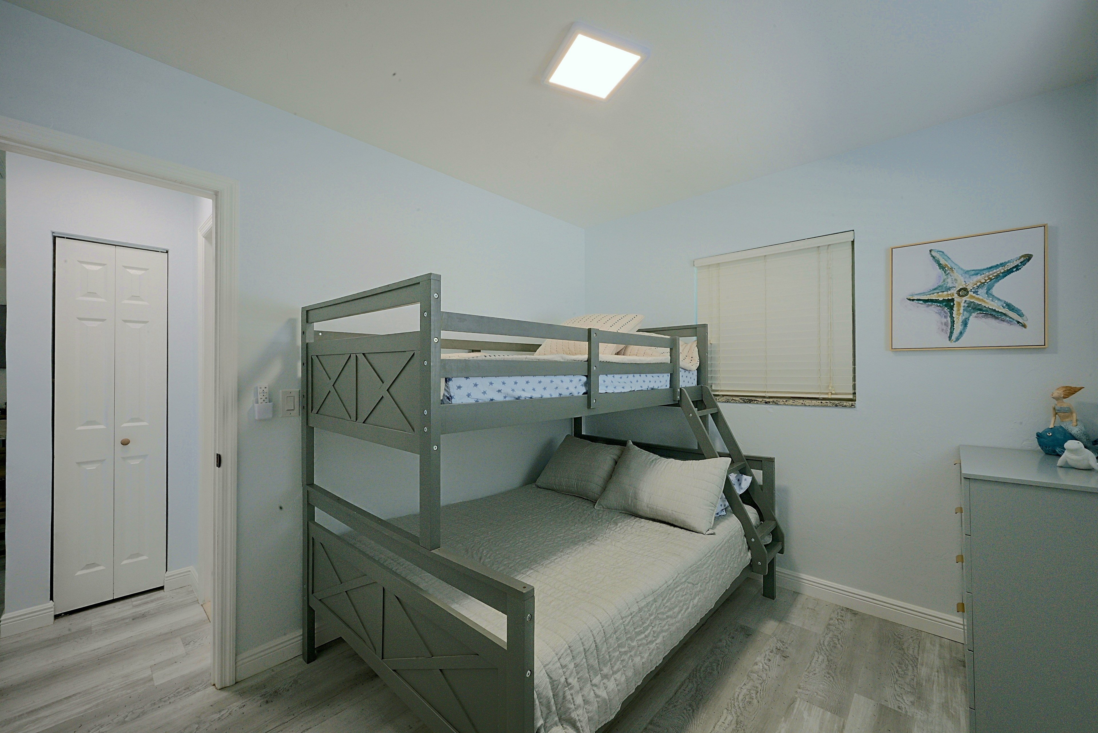 Bedroom | Twin/Full Bunk Bed