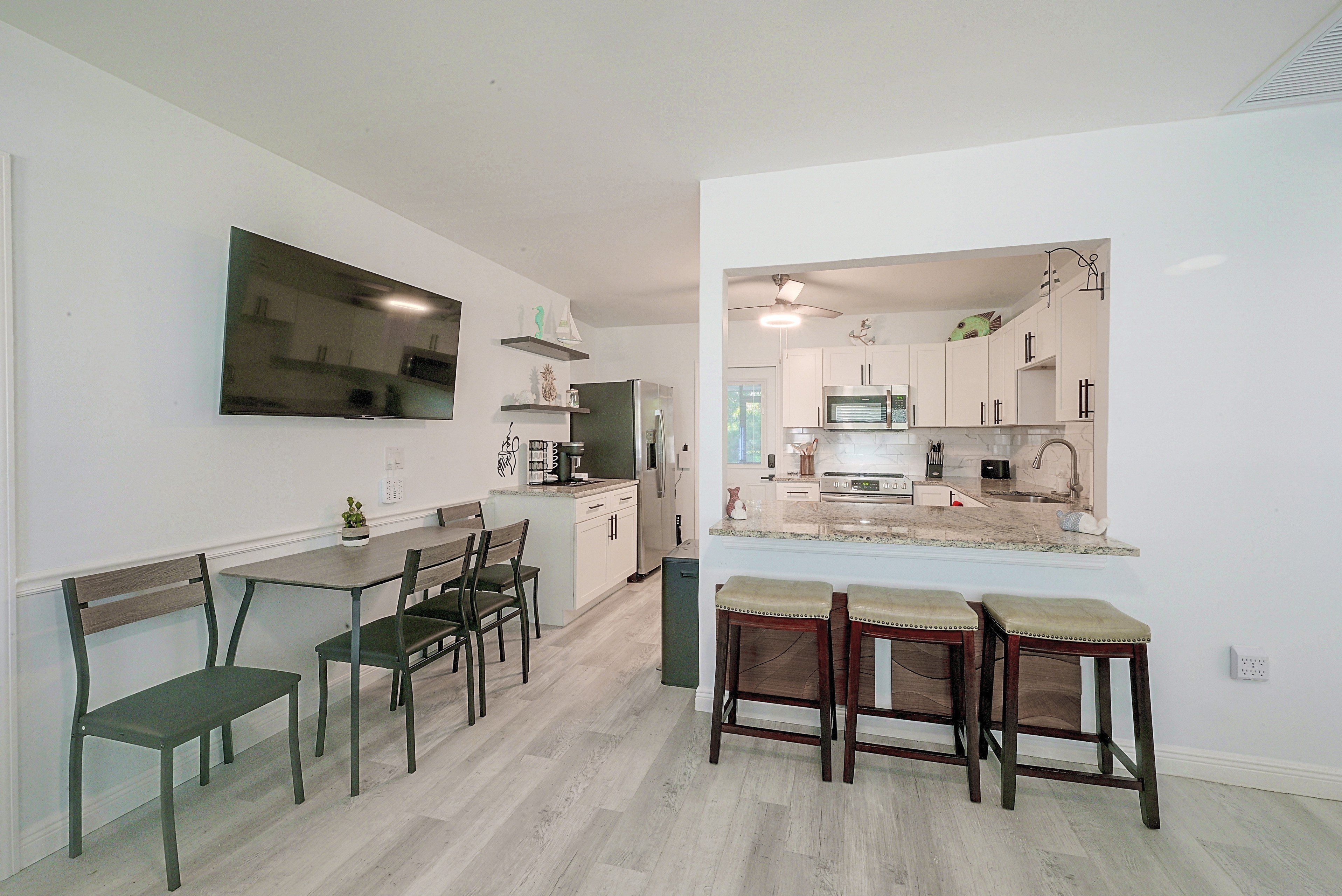 Dining Area | Dishes & Flatware Provided