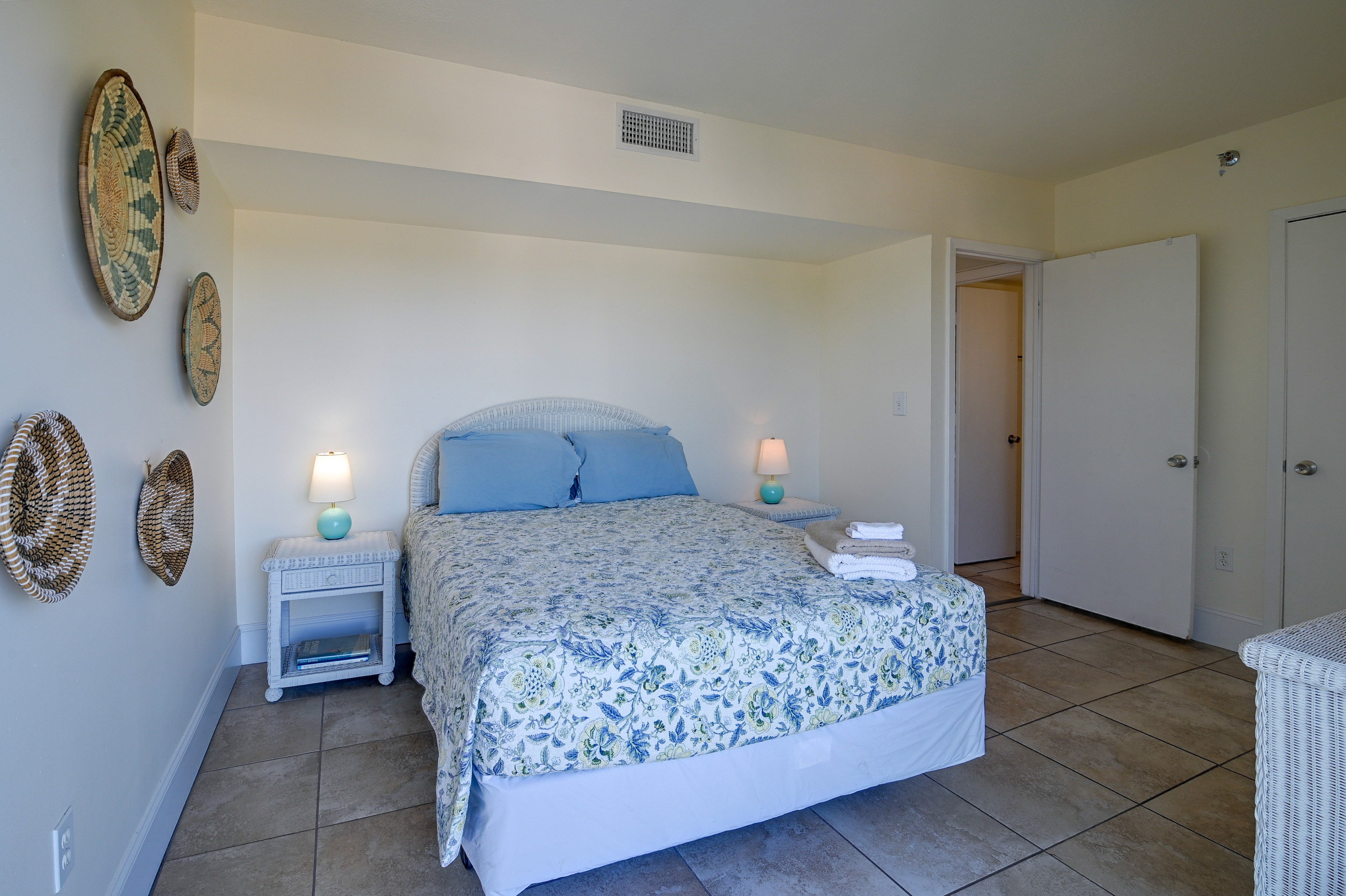 Bedroom 2 | Queen Bed