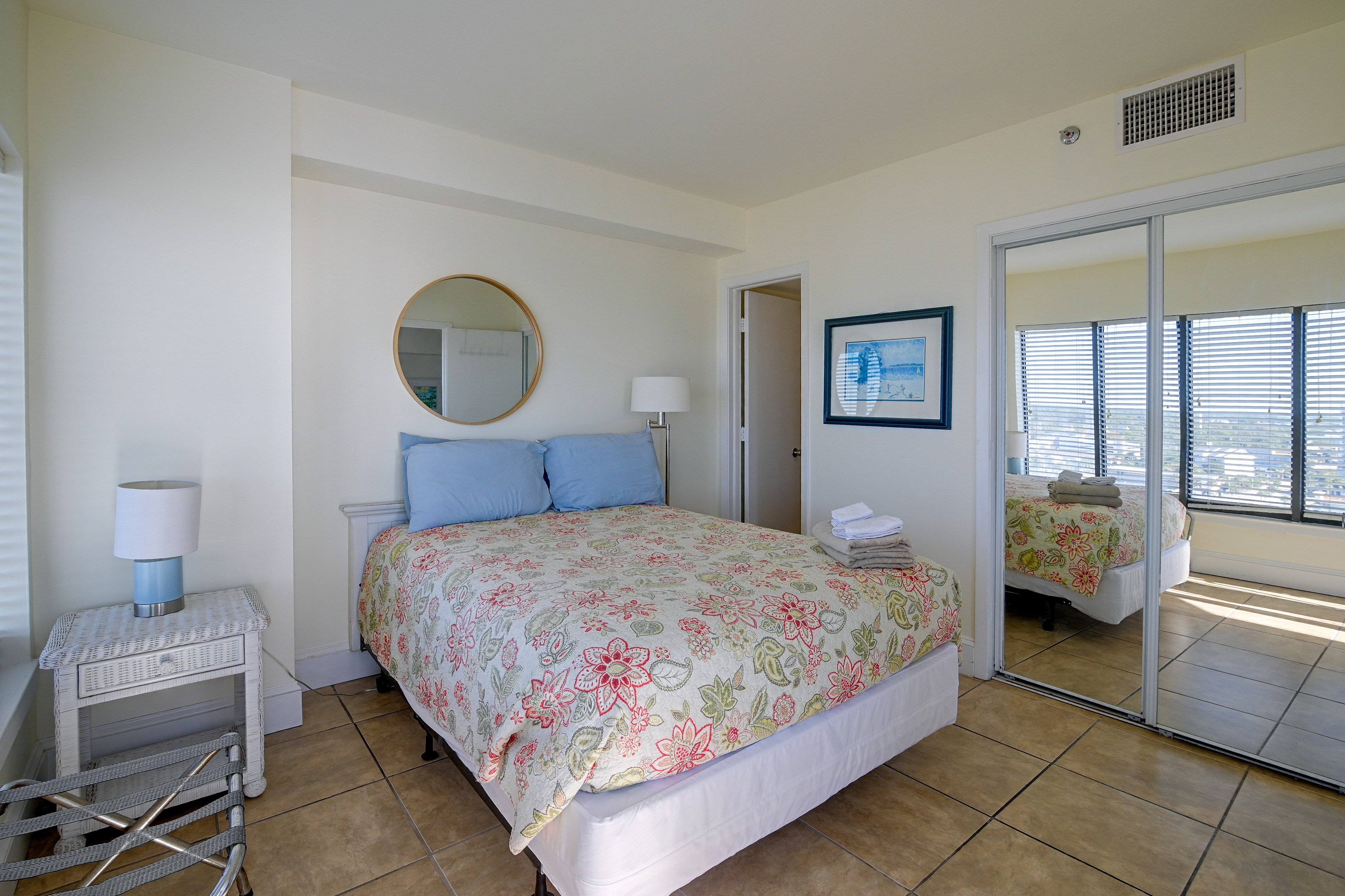 Bedroom 1 | Queen Bed